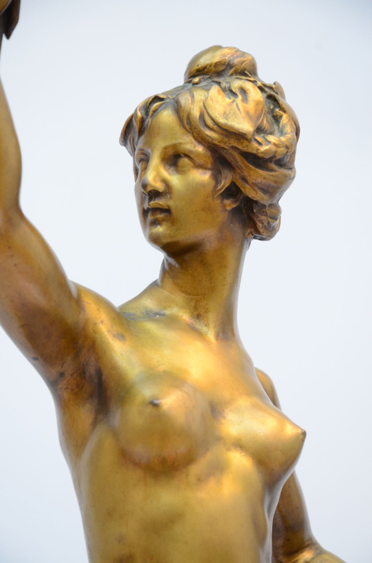 Statue in gilt bronze on a marble base 'female nude' (h 99 cm) - Image 2 of 4