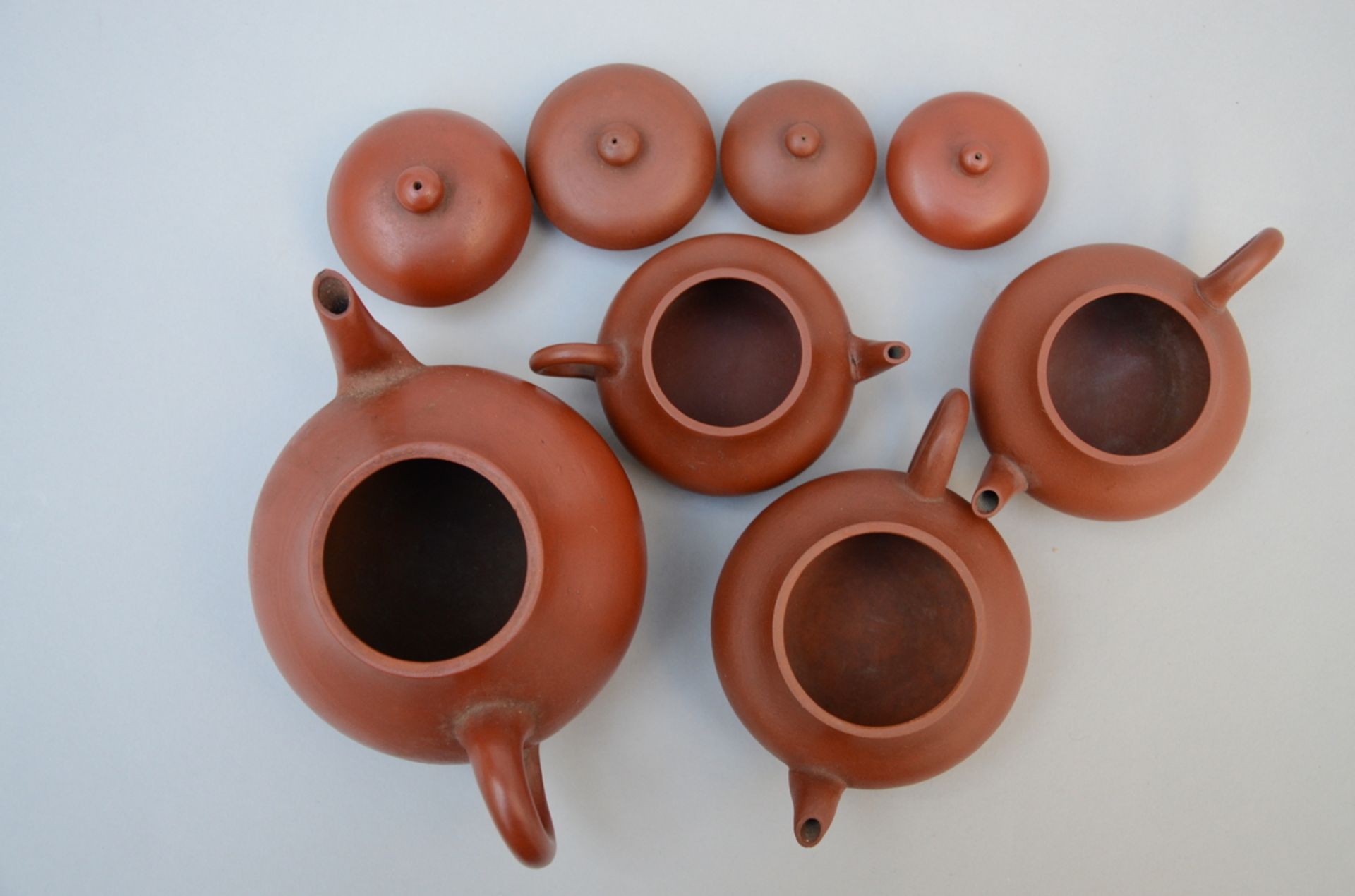 Lot: four Yixing teapots (h 5 to 8 cm) (*) - Image 5 of 5