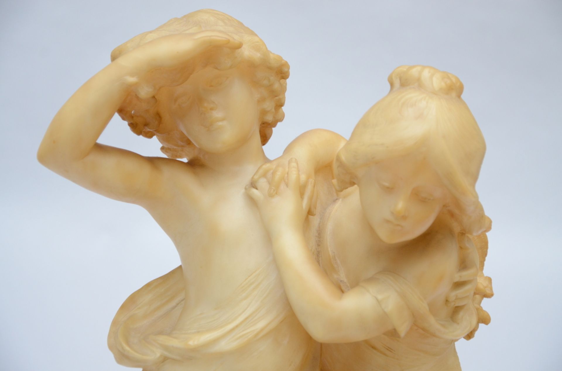 Auguste Moreau: alabaster statue 'loving couple' (h62 cm) (*) - Image 2 of 5