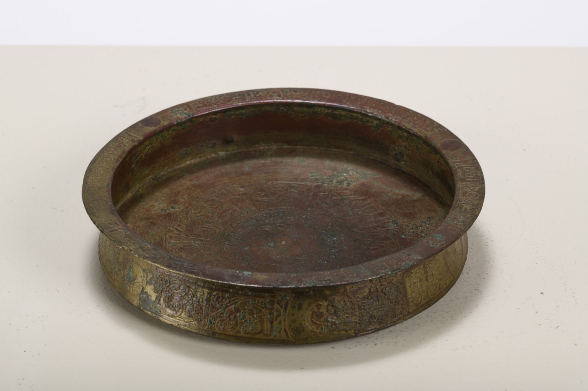 An engraved bronze Persian dish with inscriptions, Seljuk (dia18.5 cm)