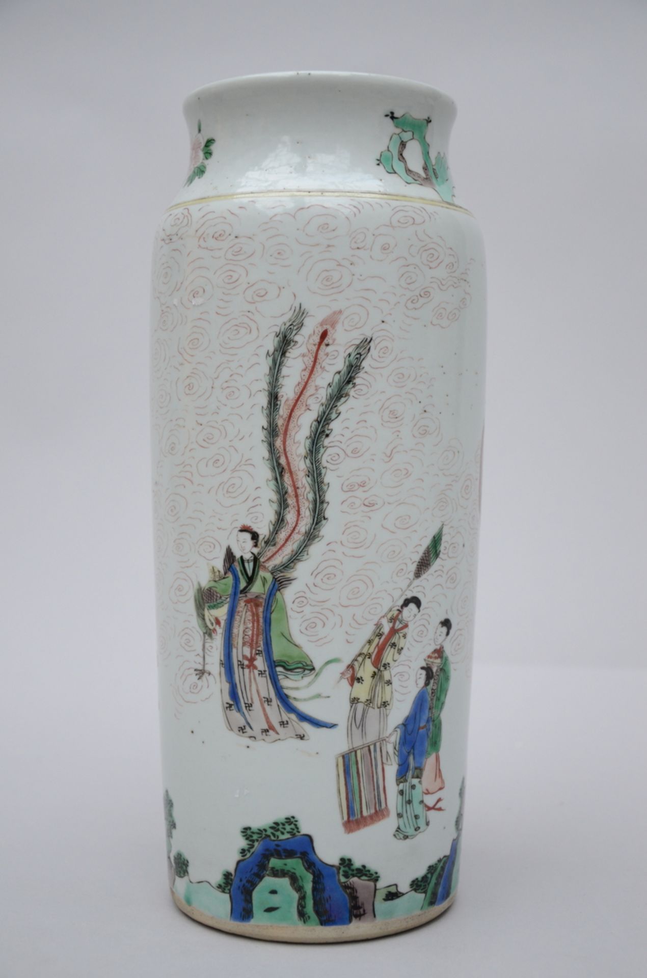A rouleau vase in Chinese famille verte porcelain 'musicians' (32 cm) - Image 3 of 5