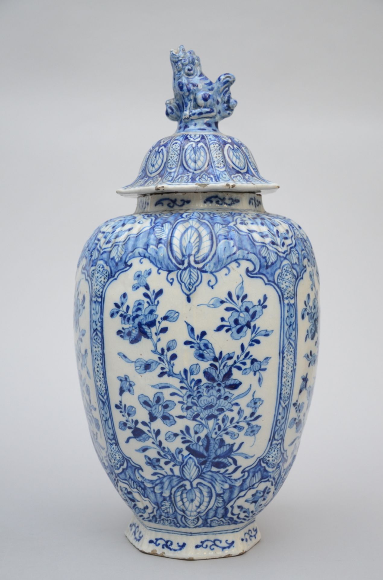 A five-piece blue and white set in Delftware, 18th century (marked, 46cm) (*) - Image 2 of 6