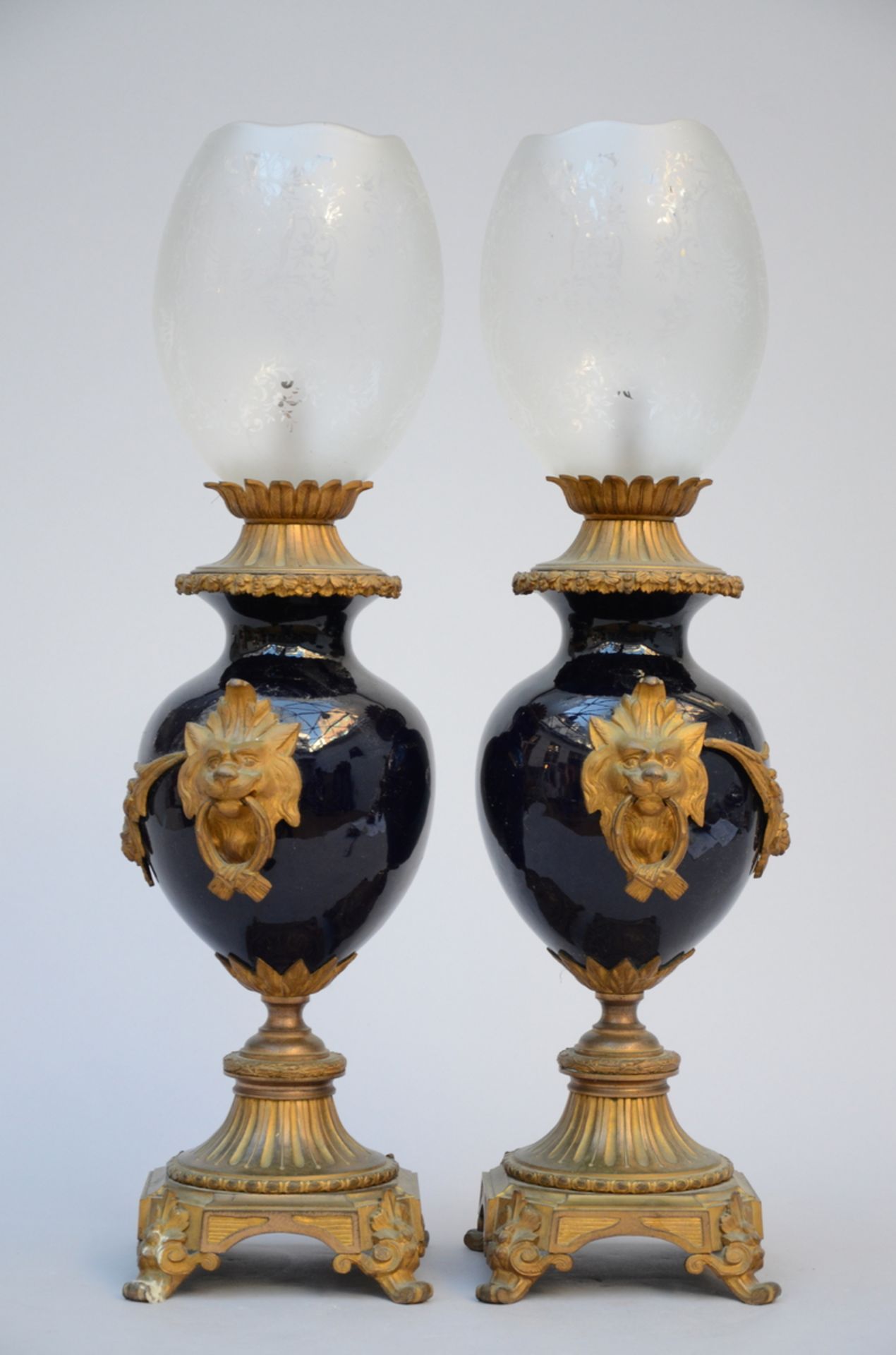 A pair of blue porcelain lamps with bronze fittings (h66cm) - Image 2 of 4