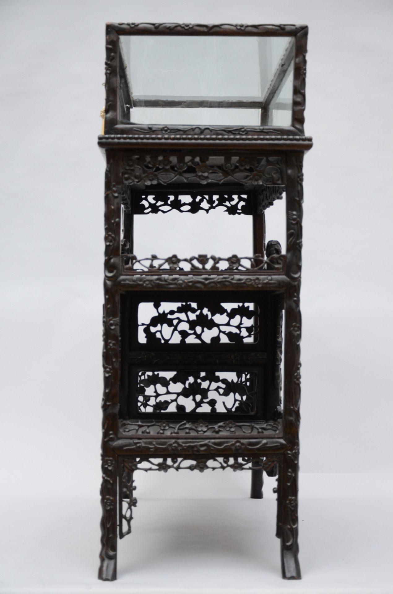 Chinese display cabinet in sculpted wood (93x72x38 cm) (*) - Image 3 of 4