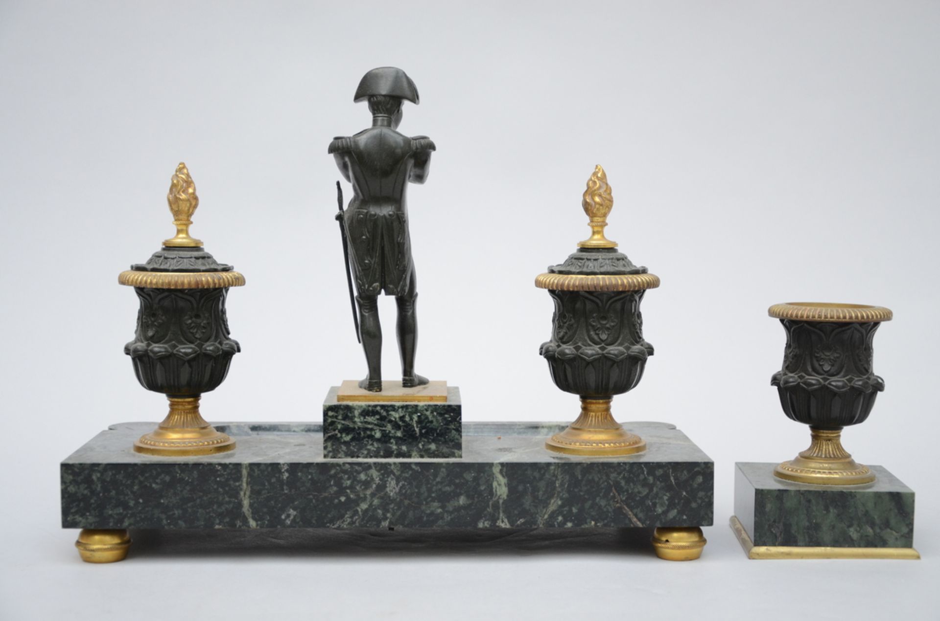 An inkwell in bronze and marble 'Napoleon' (30x38x17 cm) - Image 3 of 3