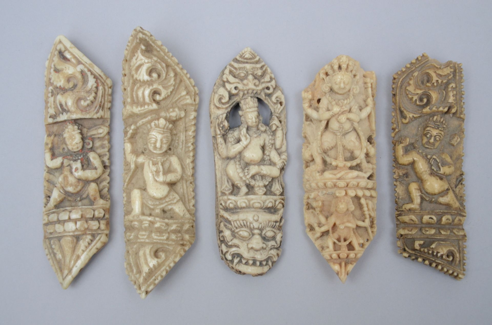 Lot: 5 sculpted elements in bone of a tantric bone apron, Tibet (size 10.5-12 cm)