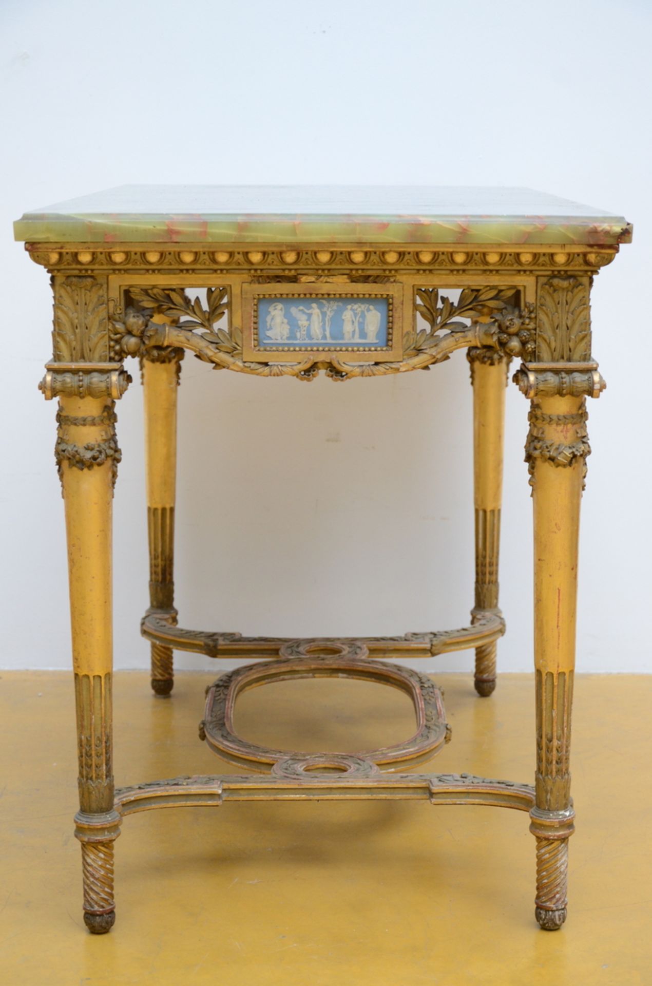 Gilt Louis XVI table with Wedgwood plaques and a green onyx top (75x99x58 cm) - Image 2 of 5