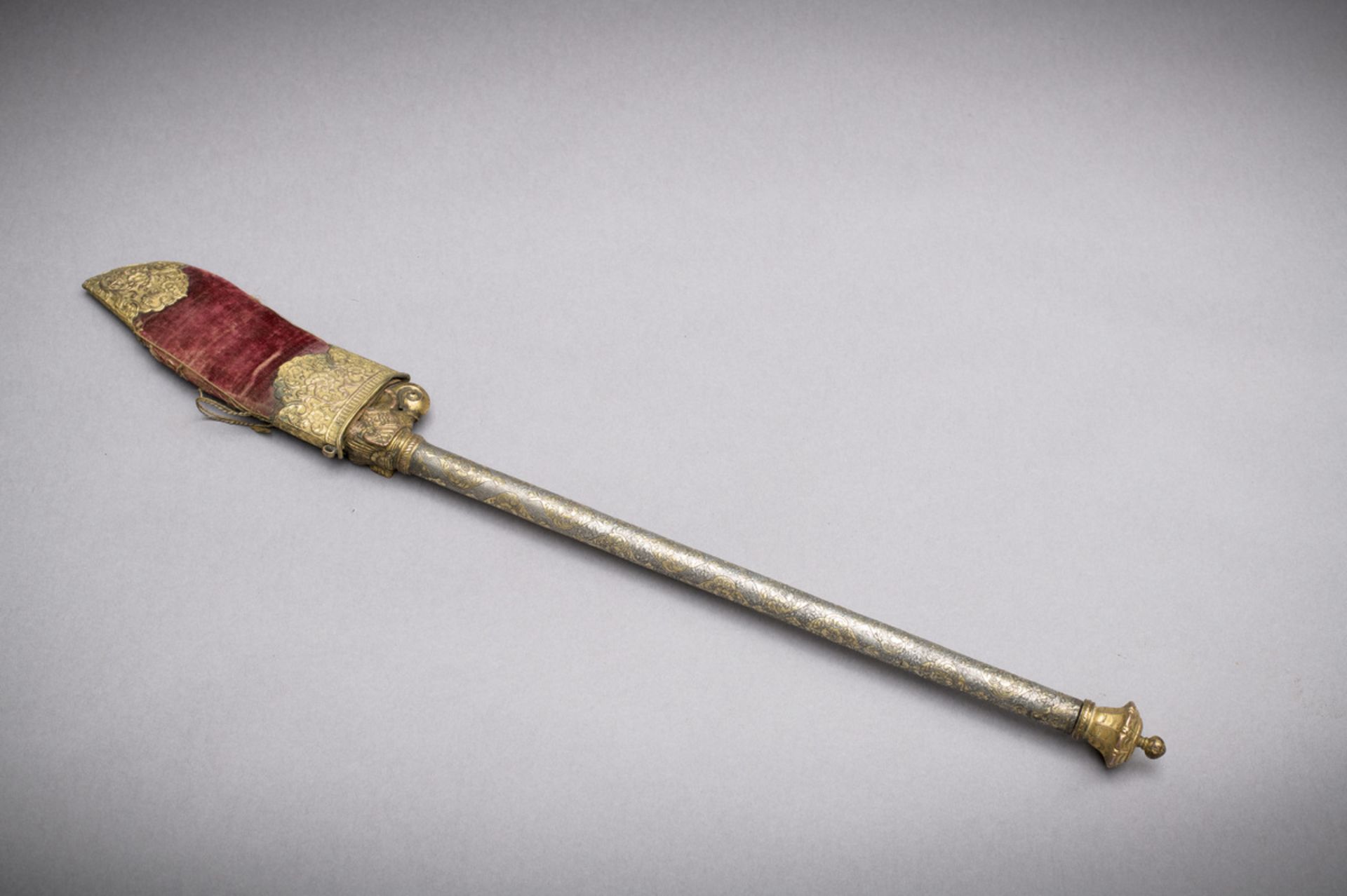 A rare and fine Indian 'Bhuj' axe, 19th century (l 72 cm) - Image 2 of 5