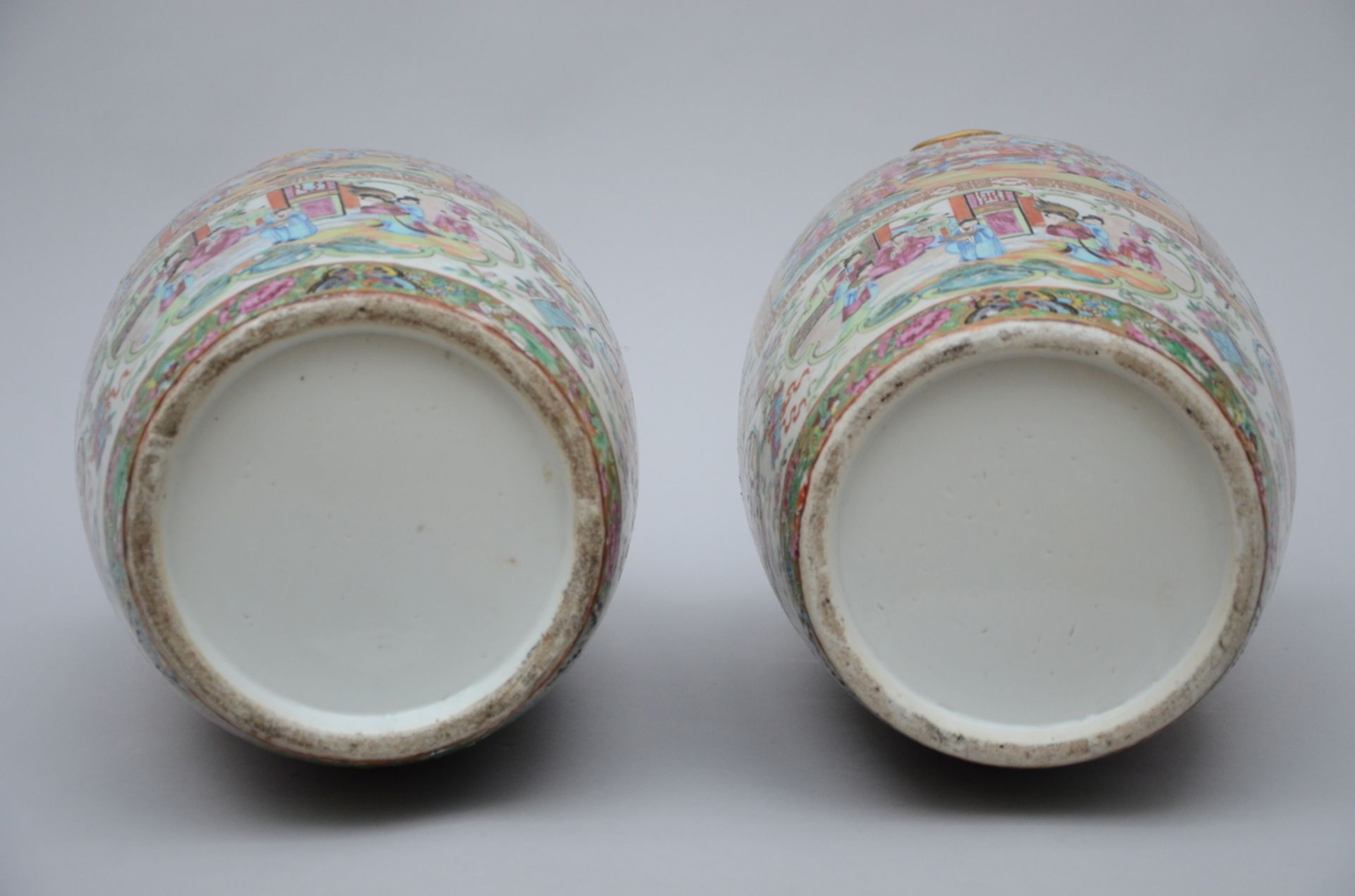 A pair of vases in Chinese porcelain 'gilt Canton', 19th century (62 cm) - Image 4 of 4