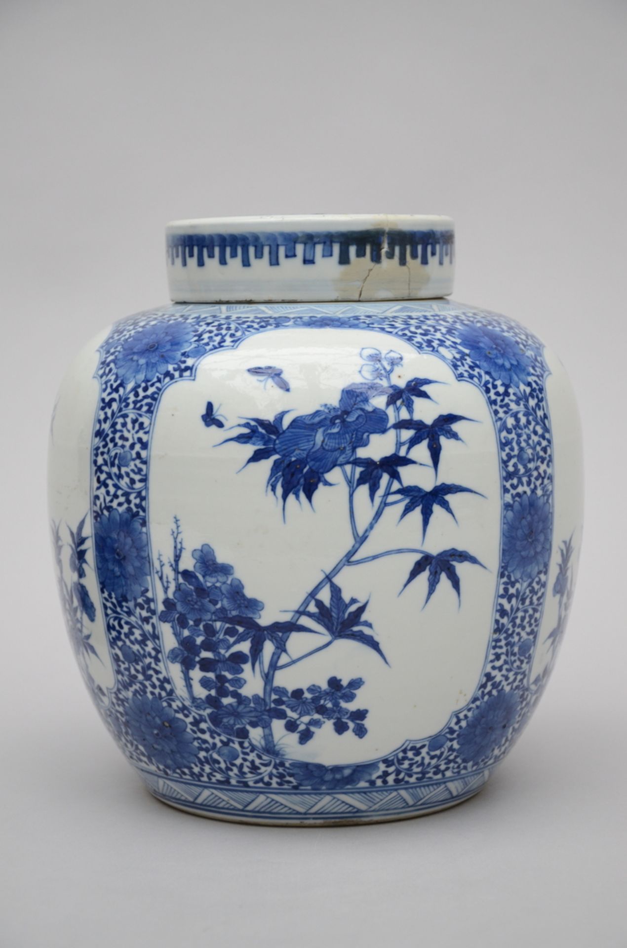 A Chinese jar with cover in blue and white porcelain (23 cm) (*) - Bild 2 aus 5