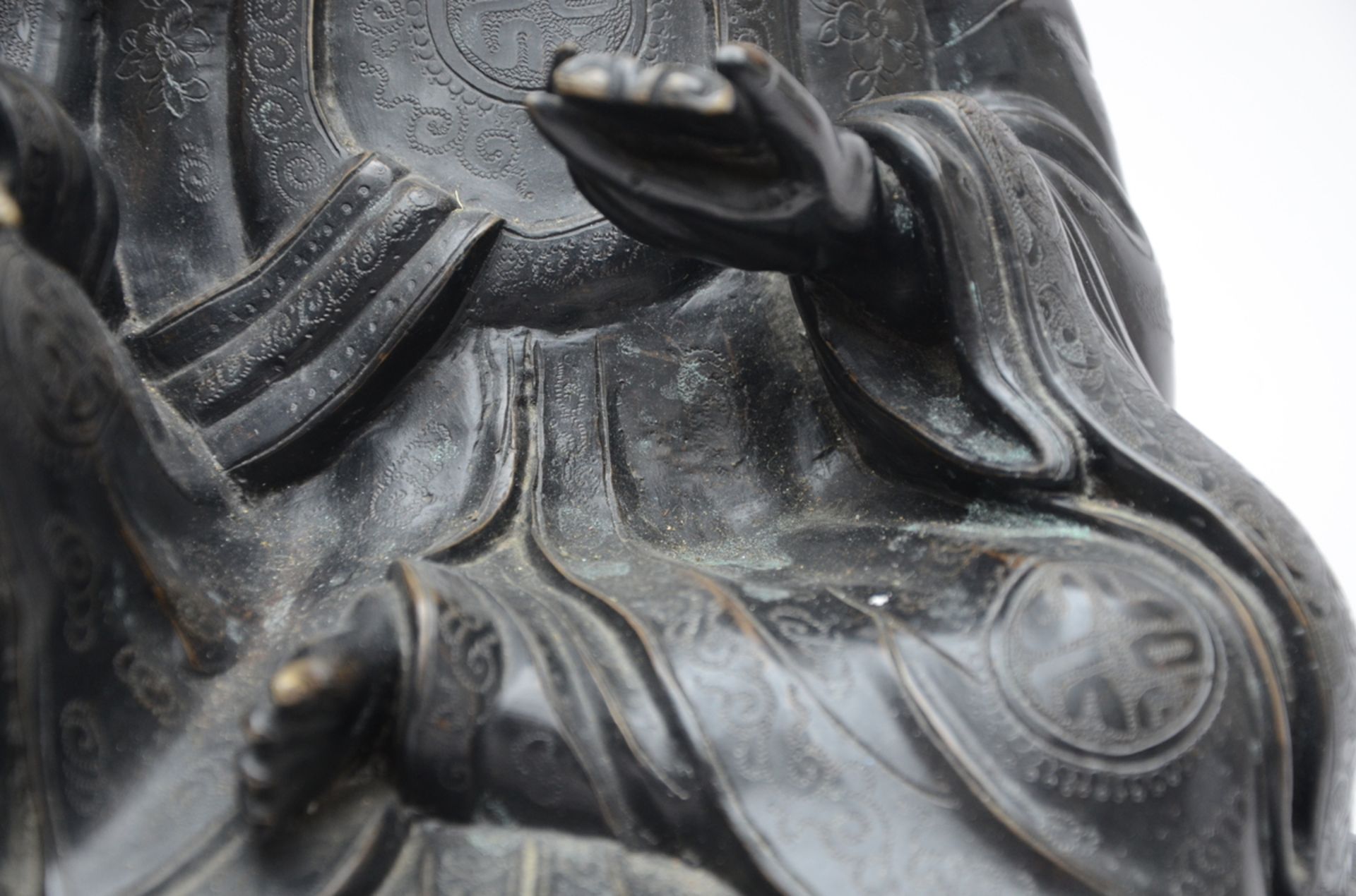 A Buddhist sculpture in bronze, Asia (38 cm) - Image 4 of 5