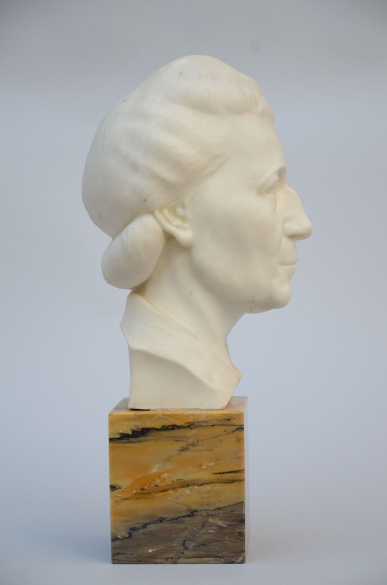 Domien Ingels (1944): ladies bust in white marble (total h 50 cm) - Image 2 of 4