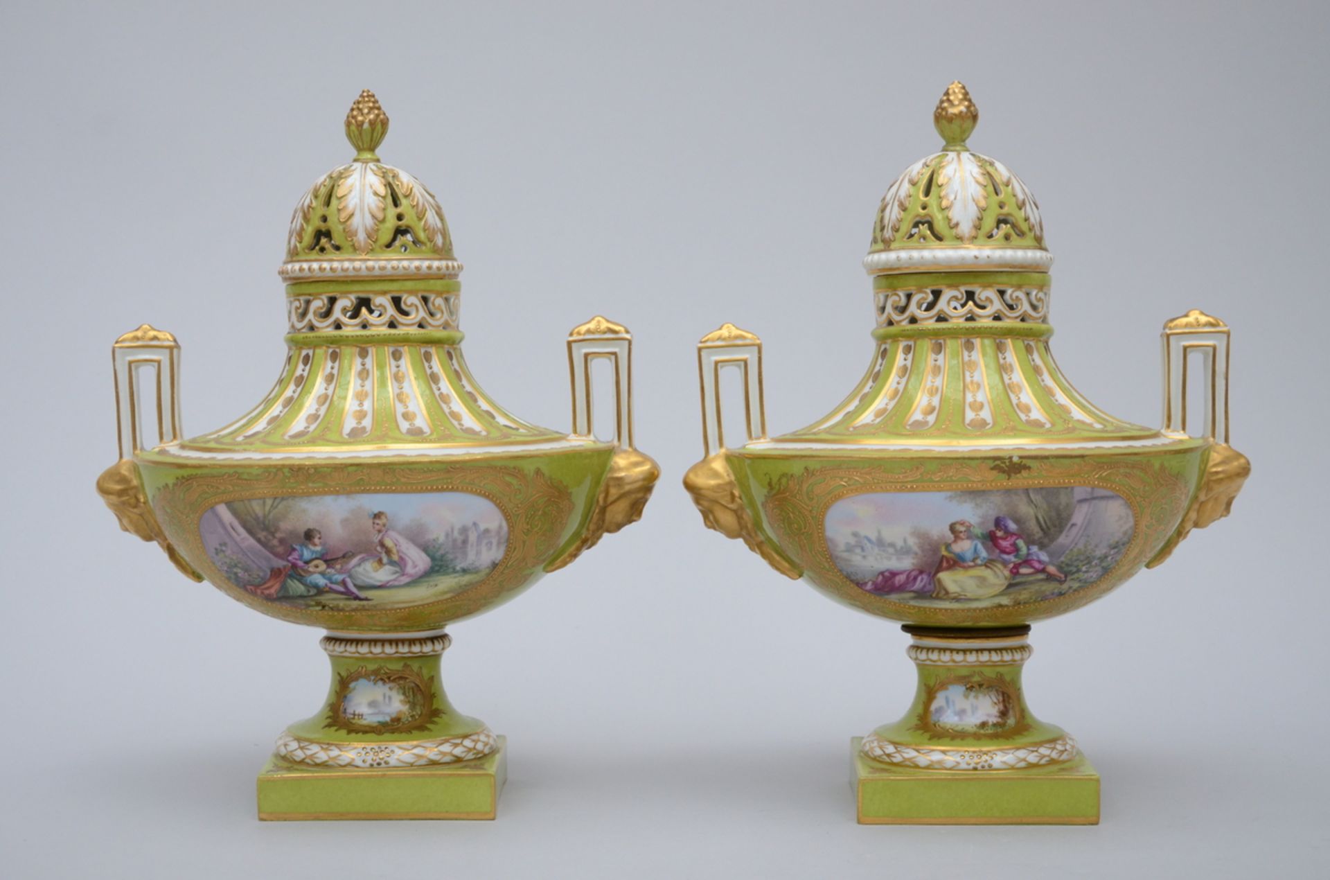 A pair of openwork vases in Sèvres porcelain (36x27x20 cm) (*)