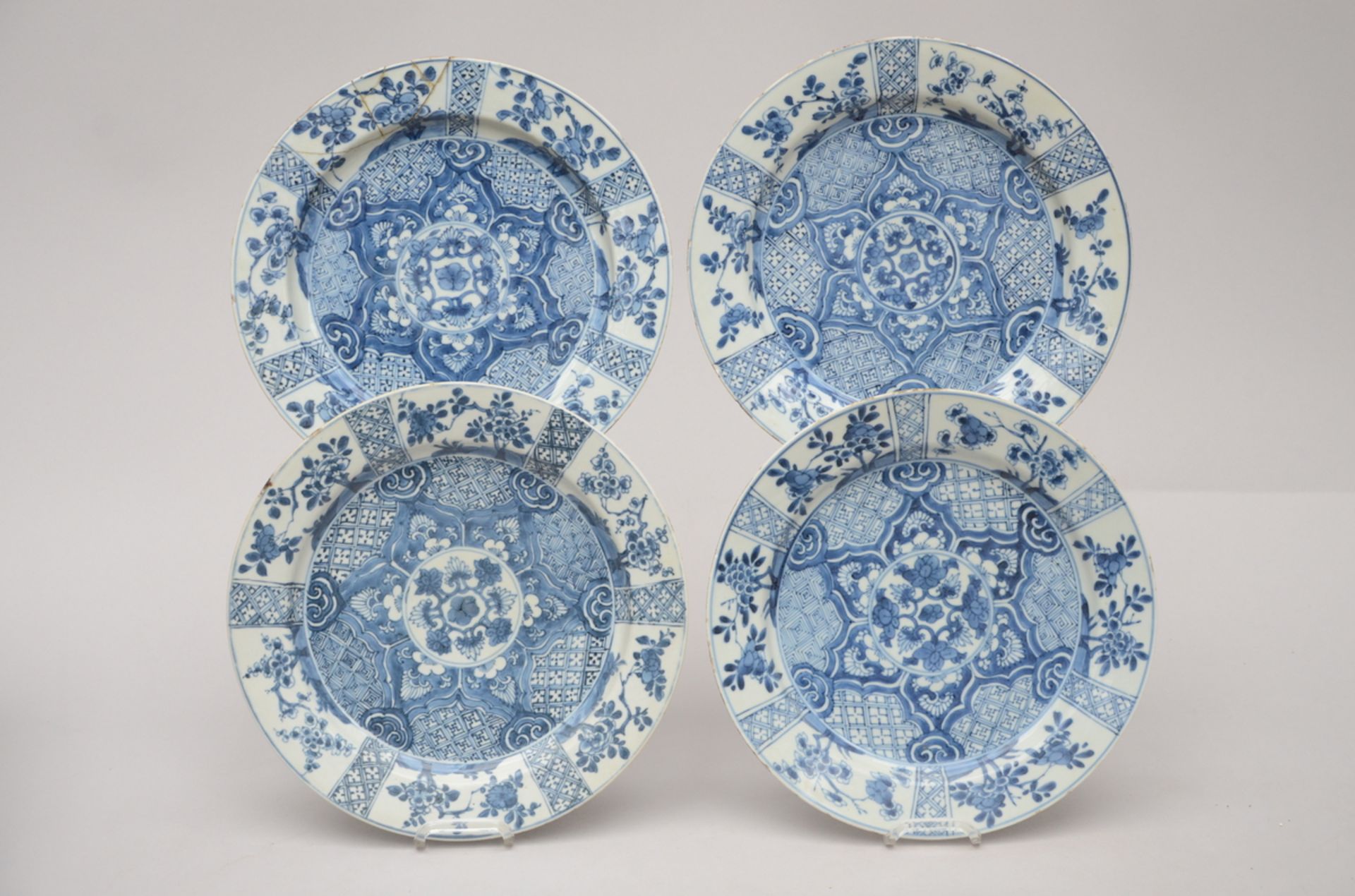 Four plates in Chinese blue and white porcelain, 18th century (26,5 cm) (*)