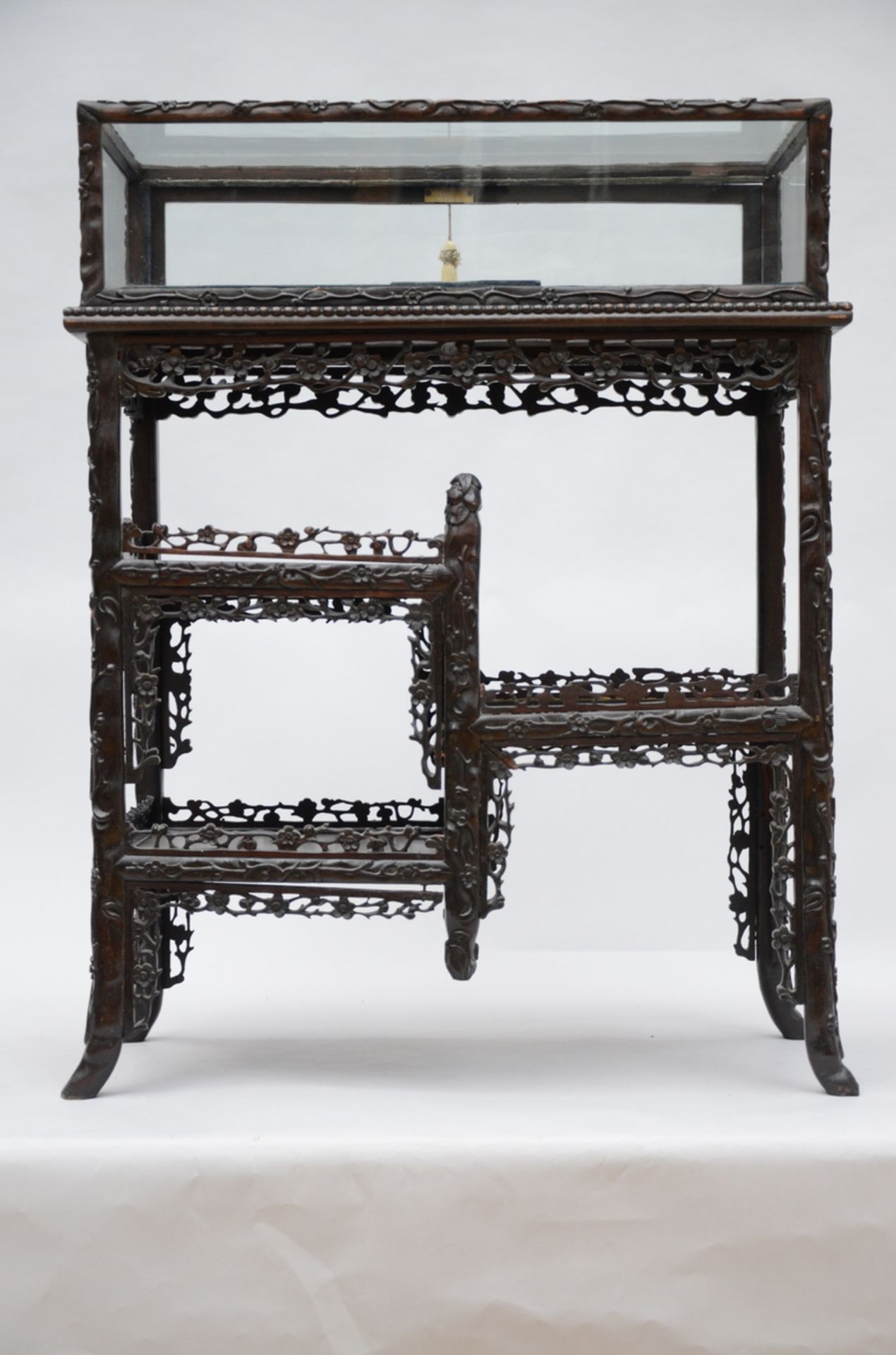 Chinese display cabinet in sculpted wood (93x72x38 cm) (*) - Image 4 of 4