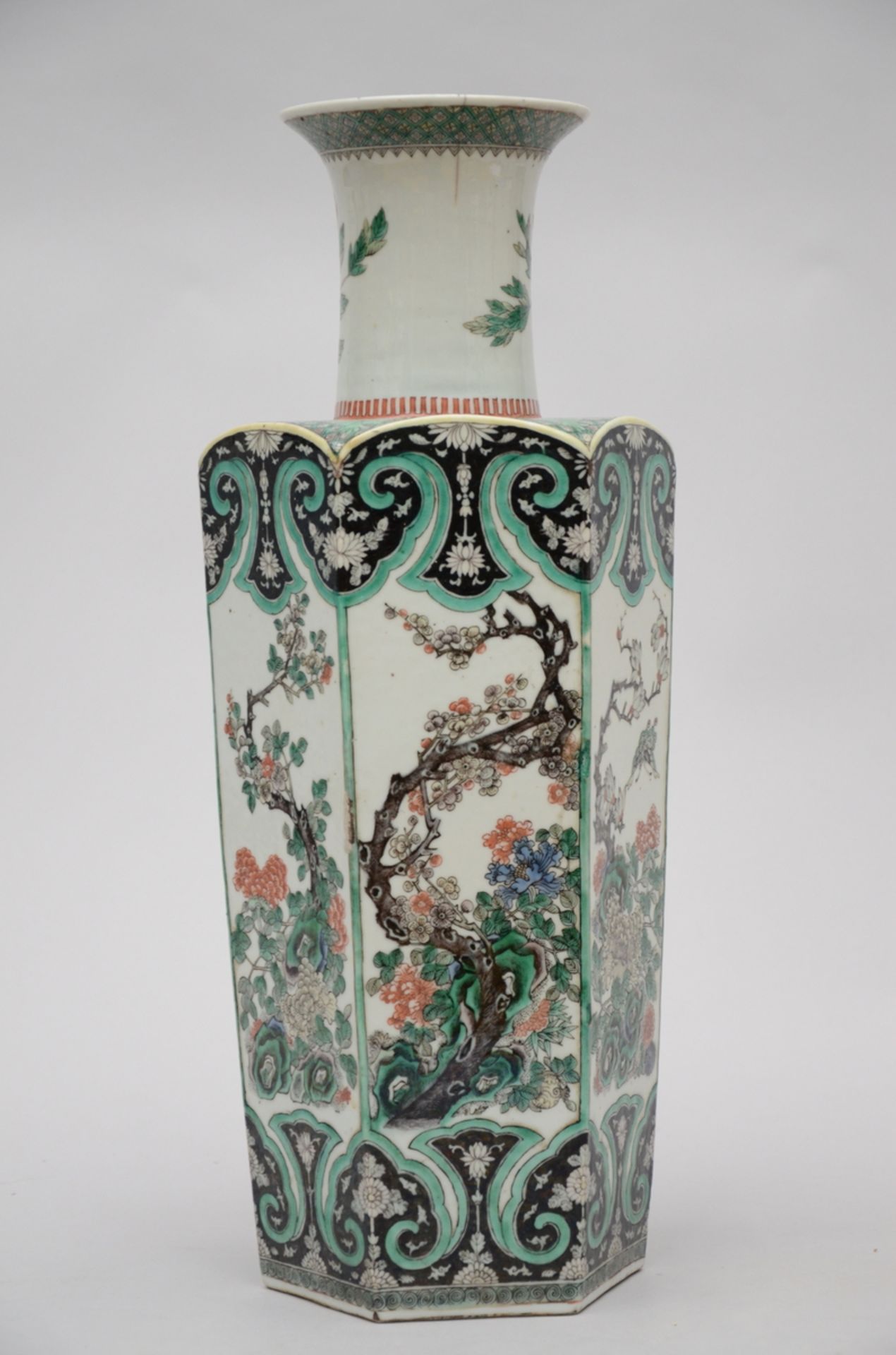 An octagonal vase in Chinese famille verte porcelain (50cm) (*)