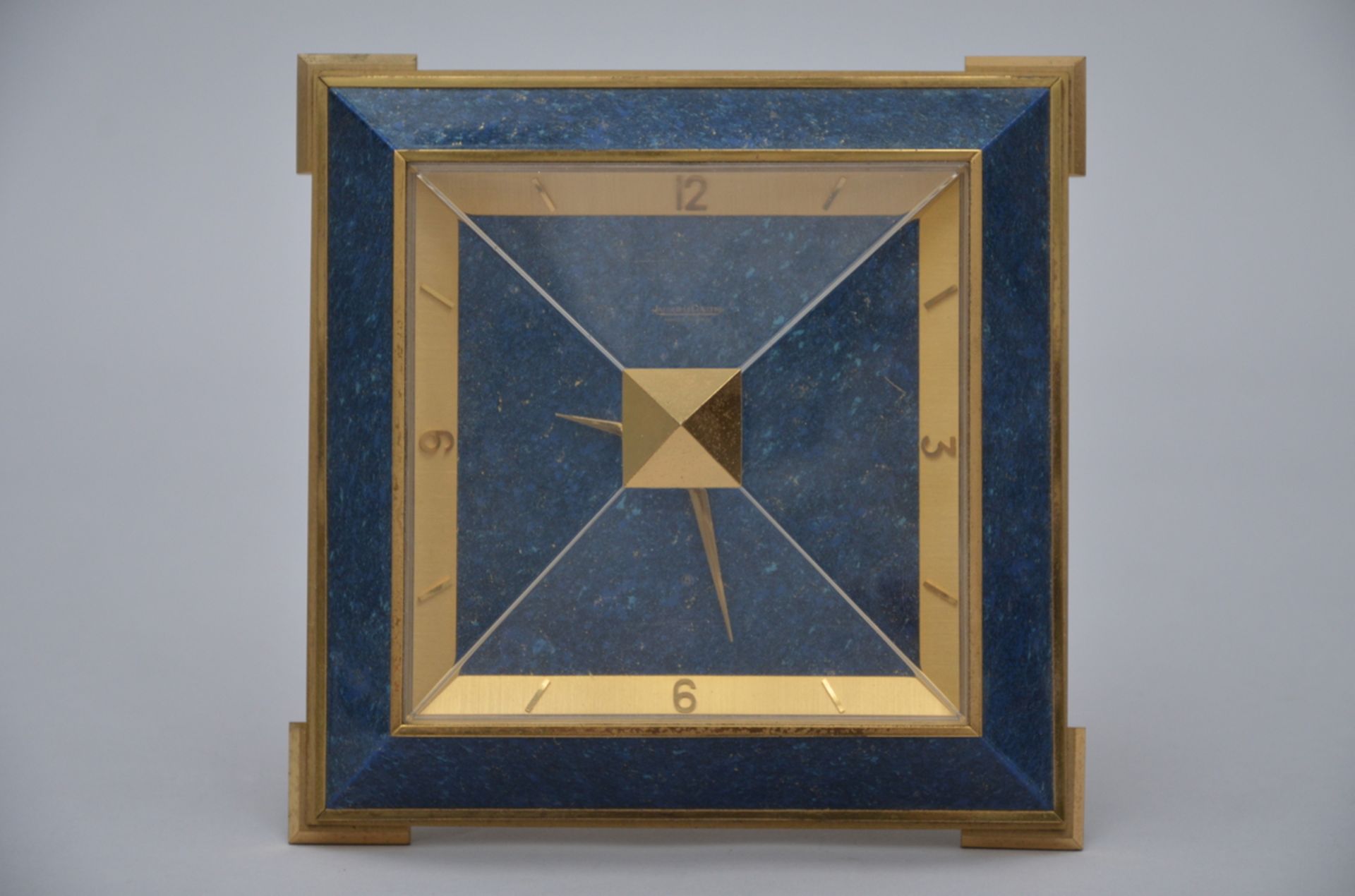Jaeger-LeCoultre: pyramid desk clock in faux lapis (10x19.5x19.5 cm) - Image 2 of 4