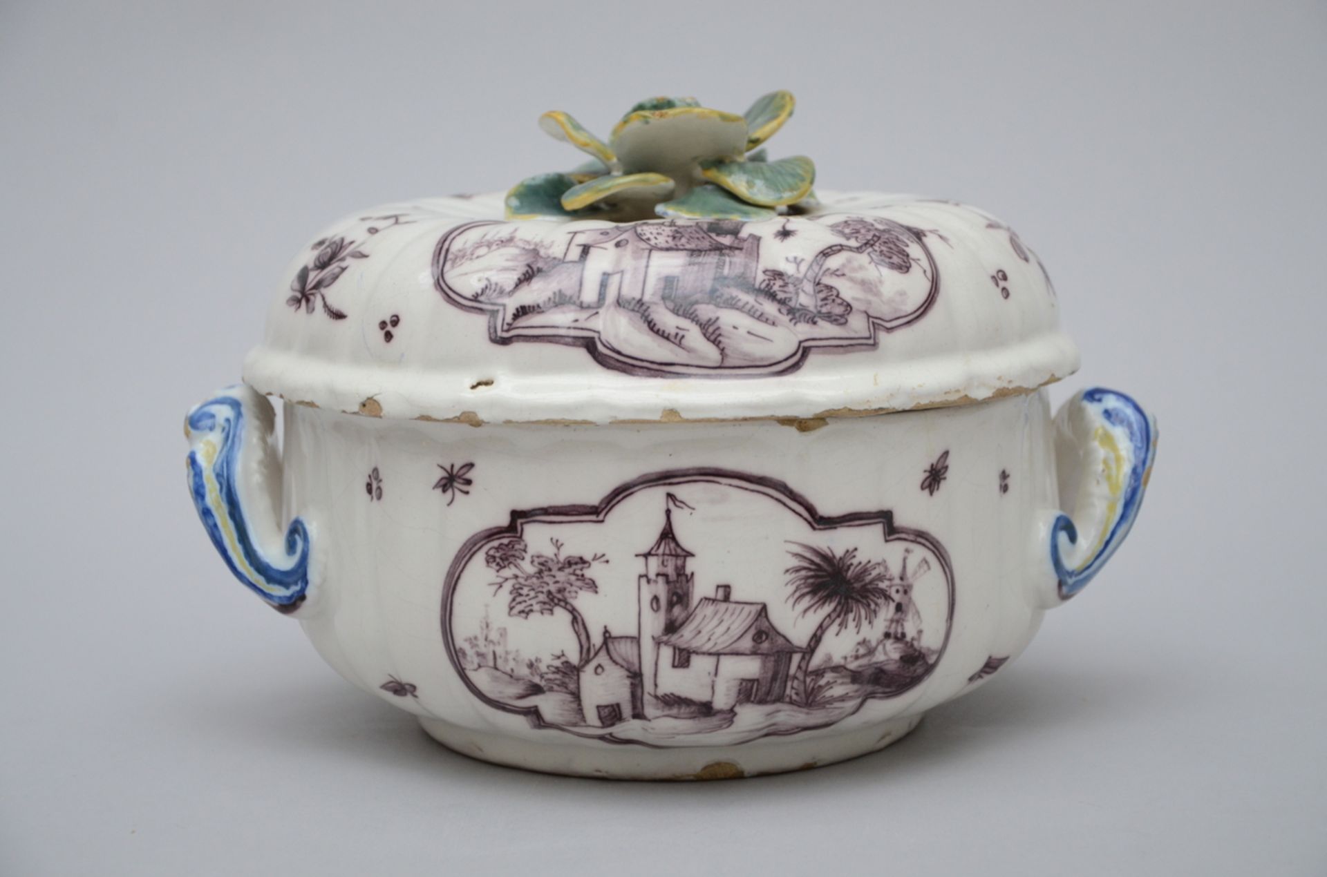 A 'manganèse' tureen in faience from Saint-Omer, 18th century (18x23 cm)