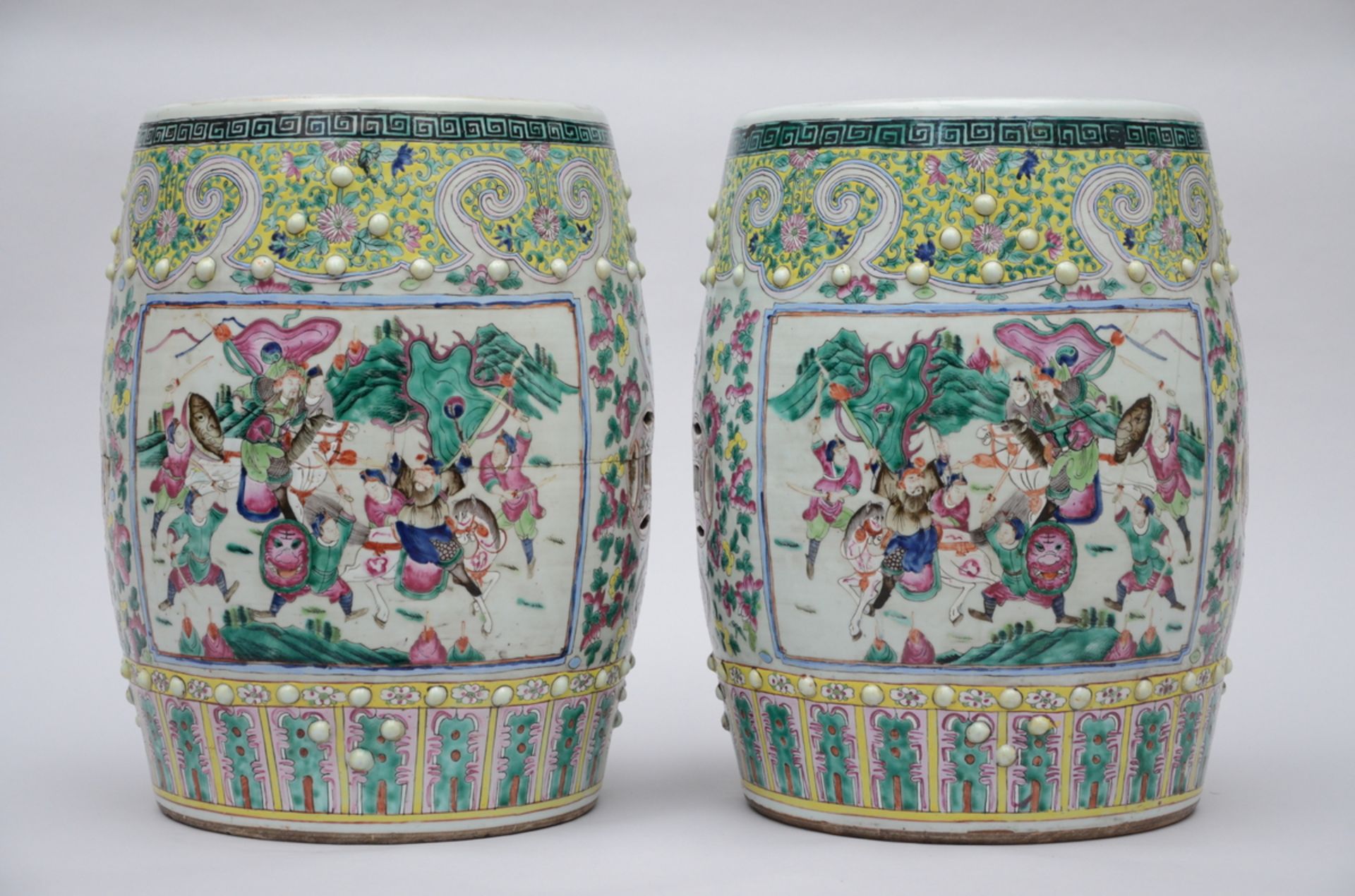A pair of stools in Chinese famille rose porcelain 'warriors', 19th century (48x32 cm) (*)