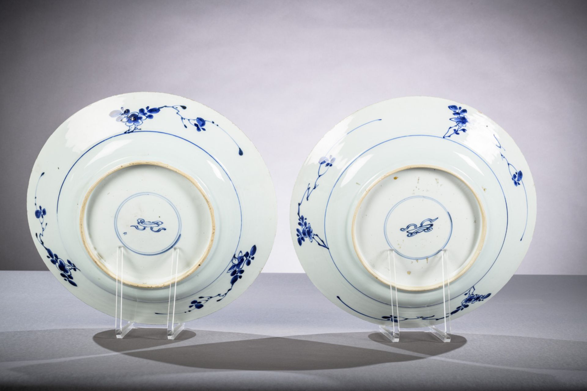 Pair of dishes in Chinese blue and white porcelain 'birds and flowers', Kangxi period (dia 39cm) - Image 3 of 3