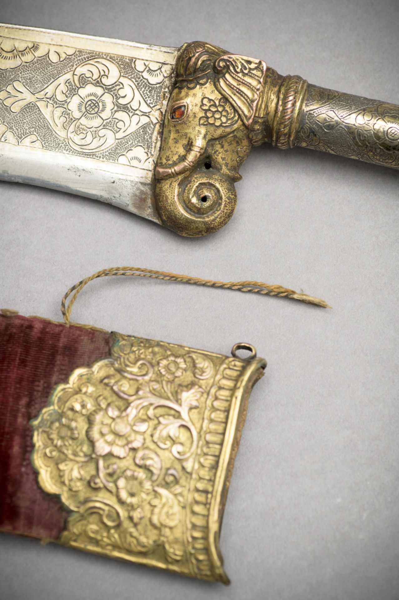 A rare and fine Indian 'Bhuj' axe, 19th century (l 72 cm) - Image 5 of 5