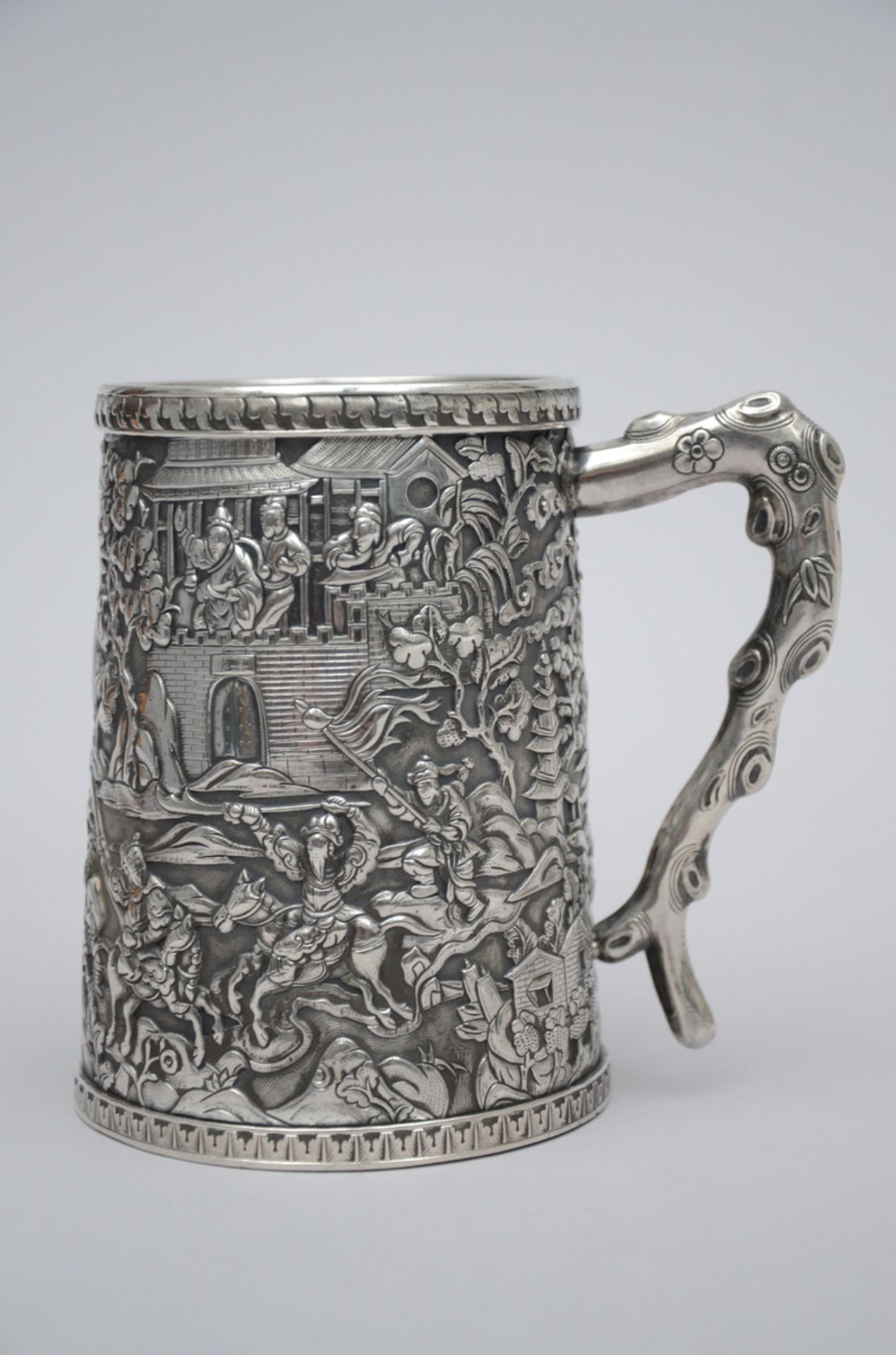 A Chinese silver drinking cup, Canton 19th century (12cm) - Image 2 of 4
