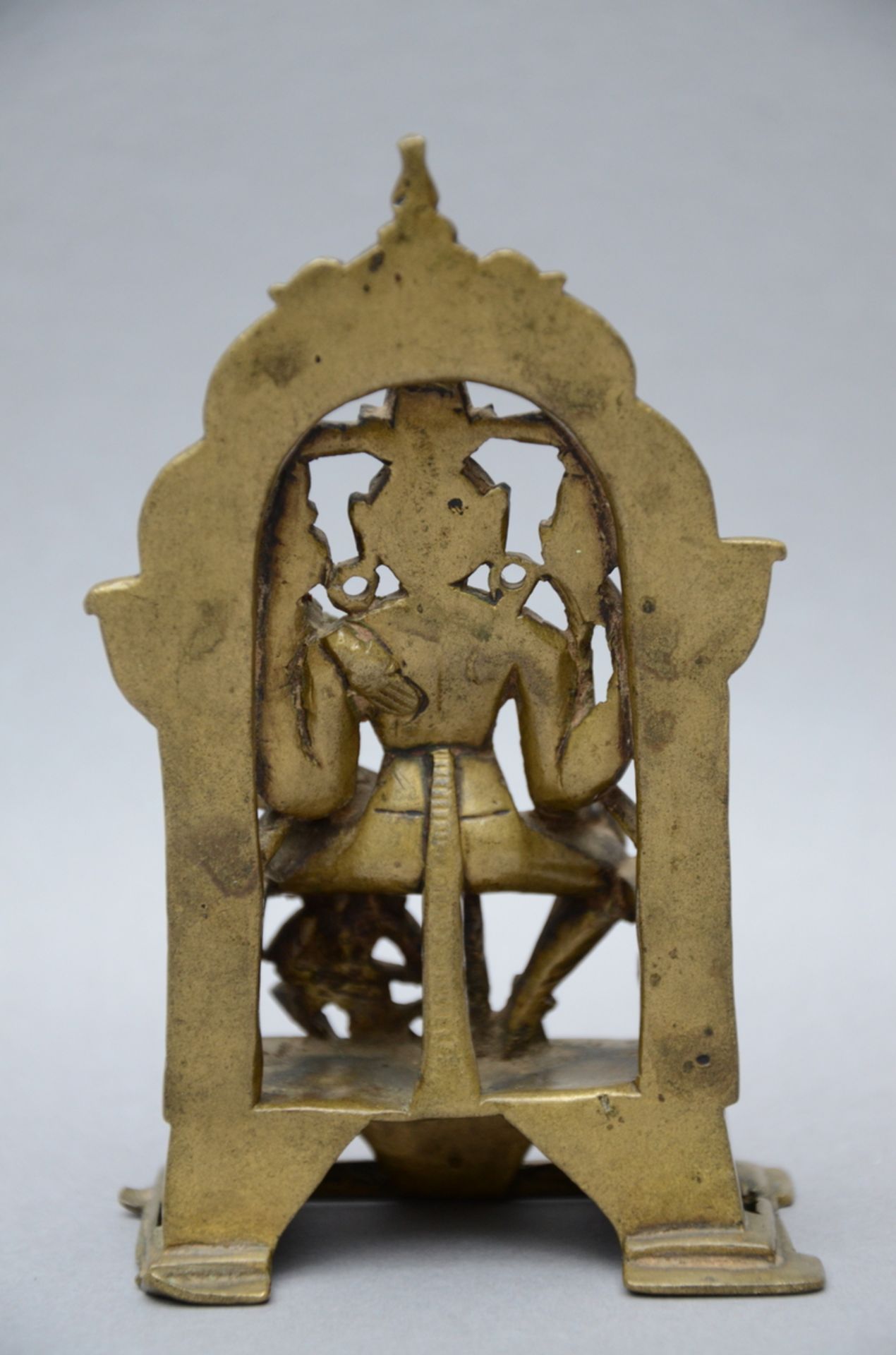 Indian statue 'Vishnu with Lakshmi', 17th - 18th century (12.5 cm) - Image 3 of 4