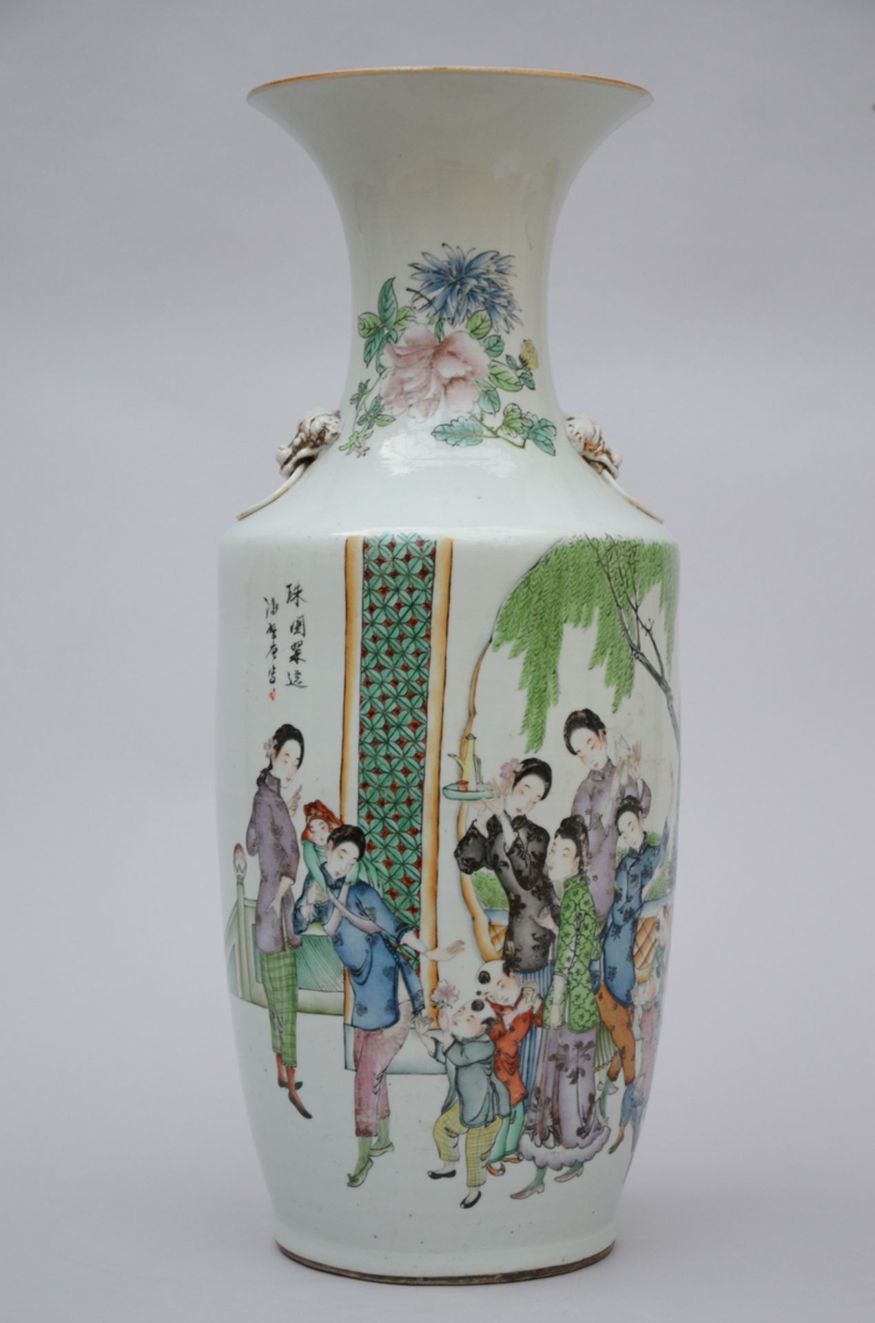 Vase in Chinese porcelain 'ladies with children' (58,5 cm)