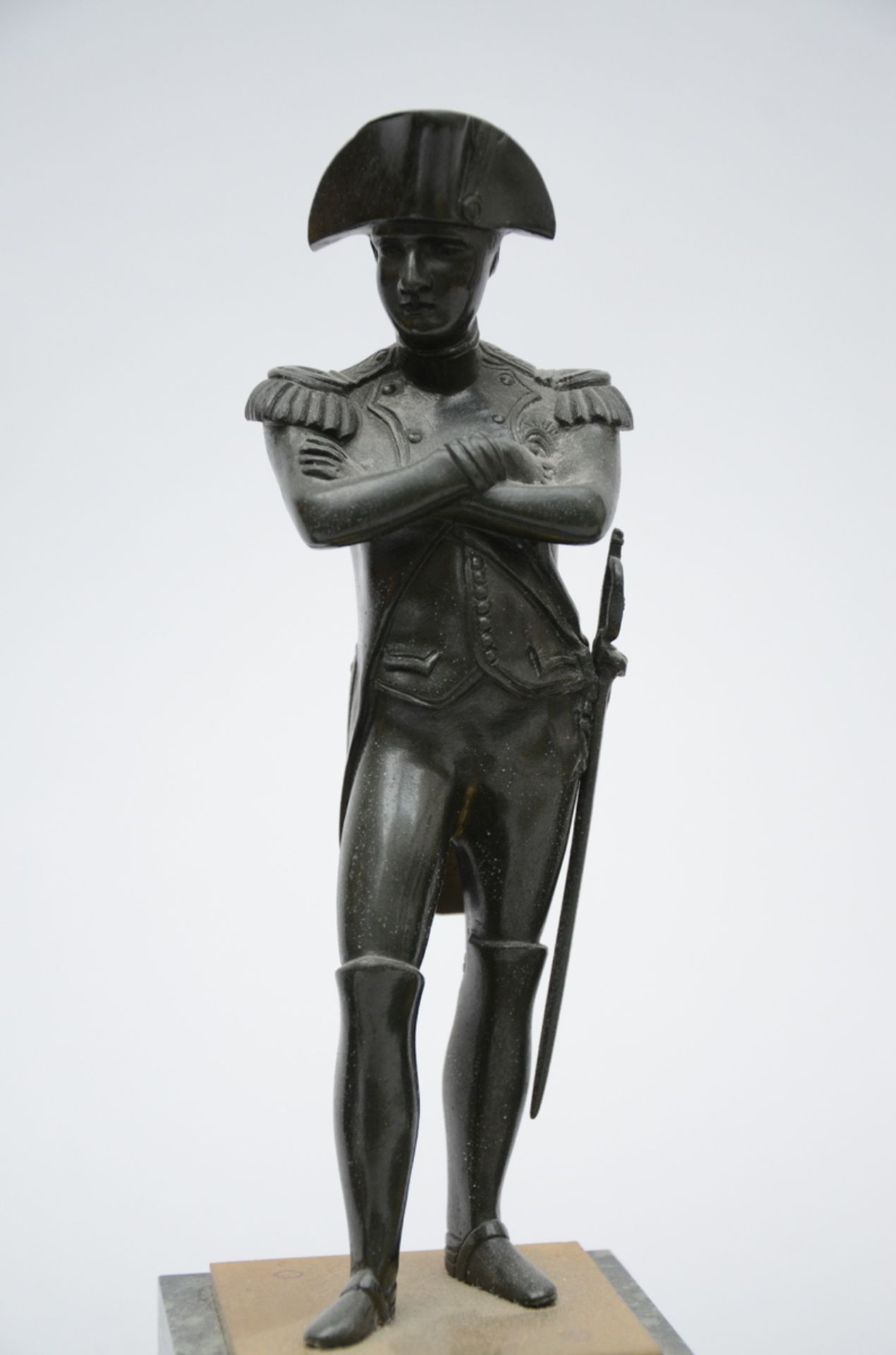 An inkwell in bronze and marble 'Napoleon' (30x38x17 cm) - Image 2 of 3