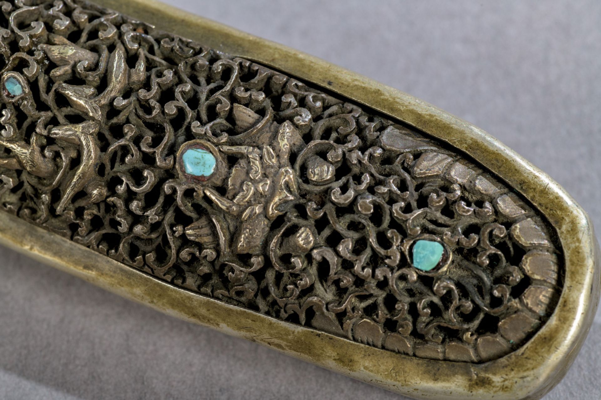 A dagger with openwork iron and gilt bronze decoration, Bhutan 18th - 19th century (tot 46.5 cm) - Image 6 of 7