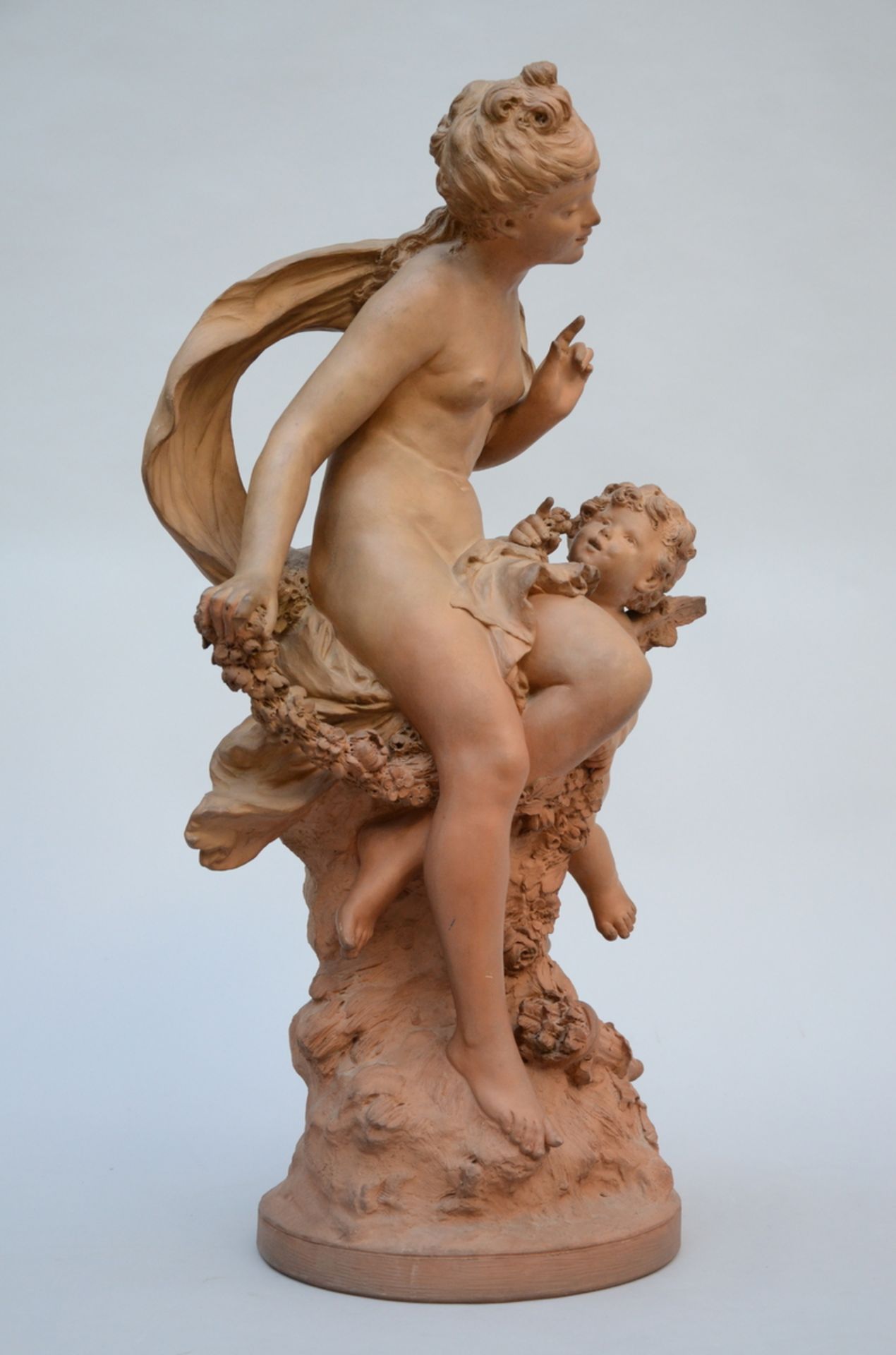 August Moreau: terra cotta statue 'mother and child' (h 78 cm) (*) - Image 3 of 5
