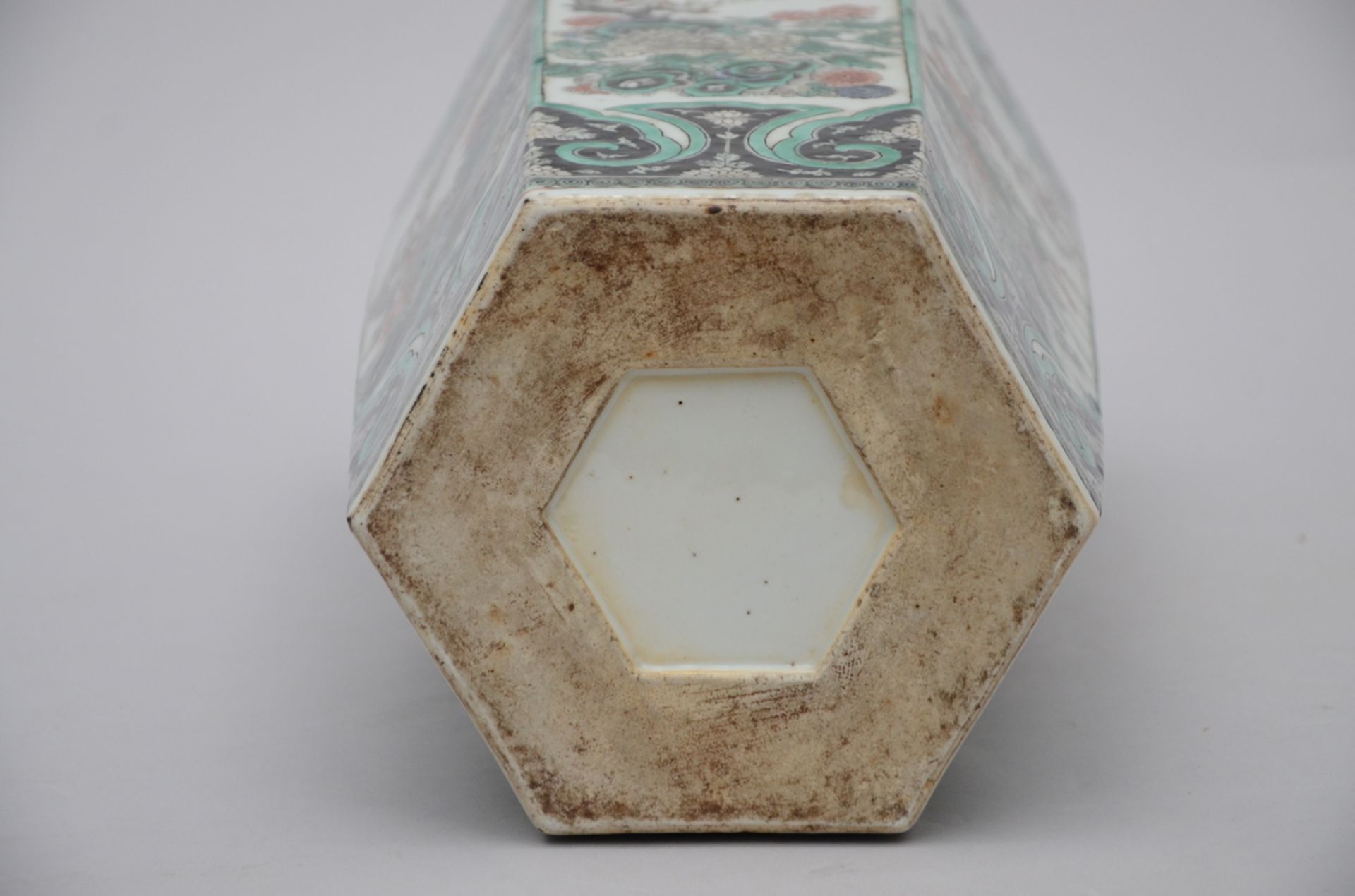 An octagonal vase in Chinese famille verte porcelain (50cm) (*) - Bild 5 aus 5