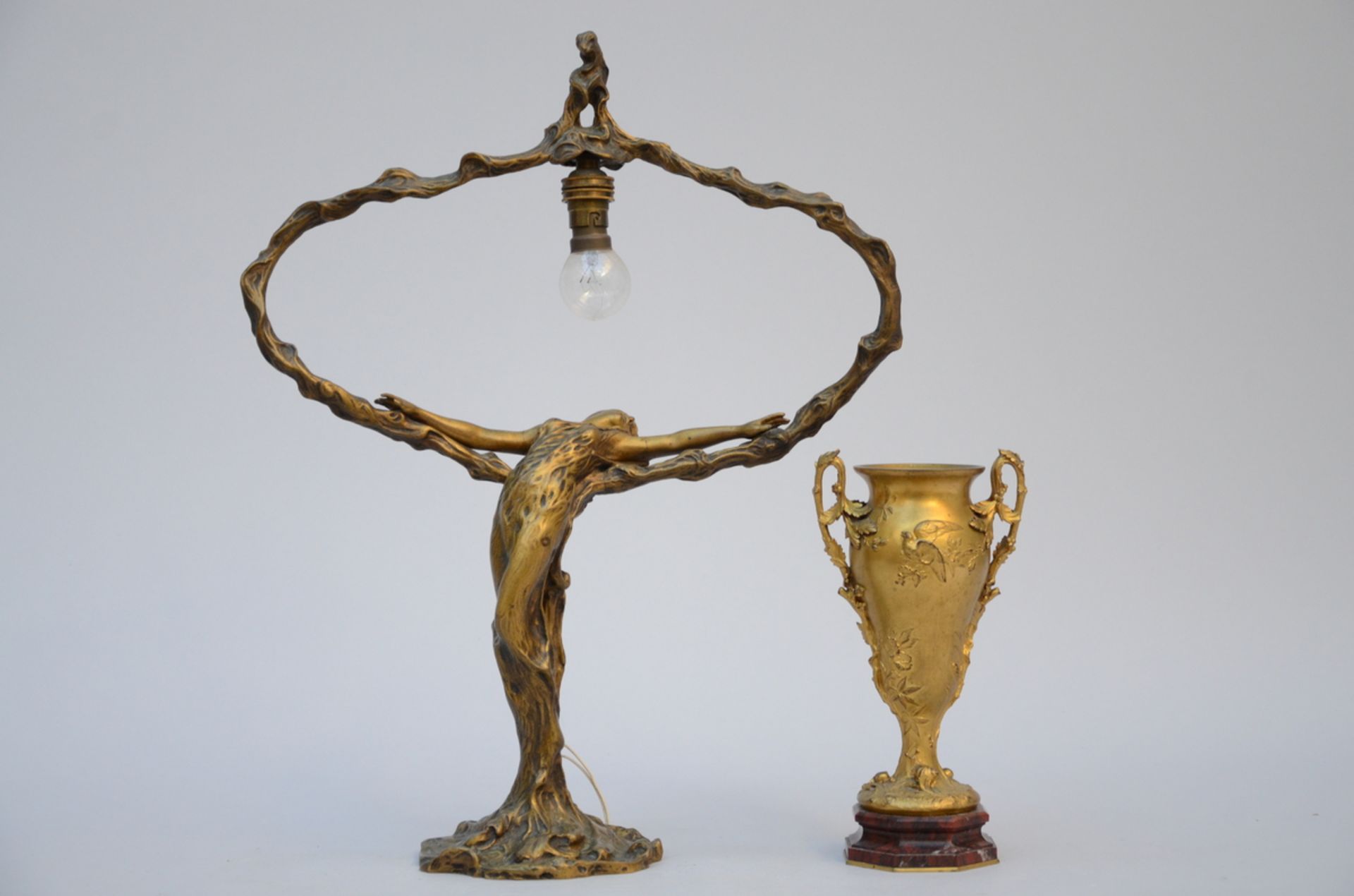 Lot: a gilt bronze lamp by Meliodon (52 x 41 cm) and an art nouveau vase in bronze by Barbedienne (