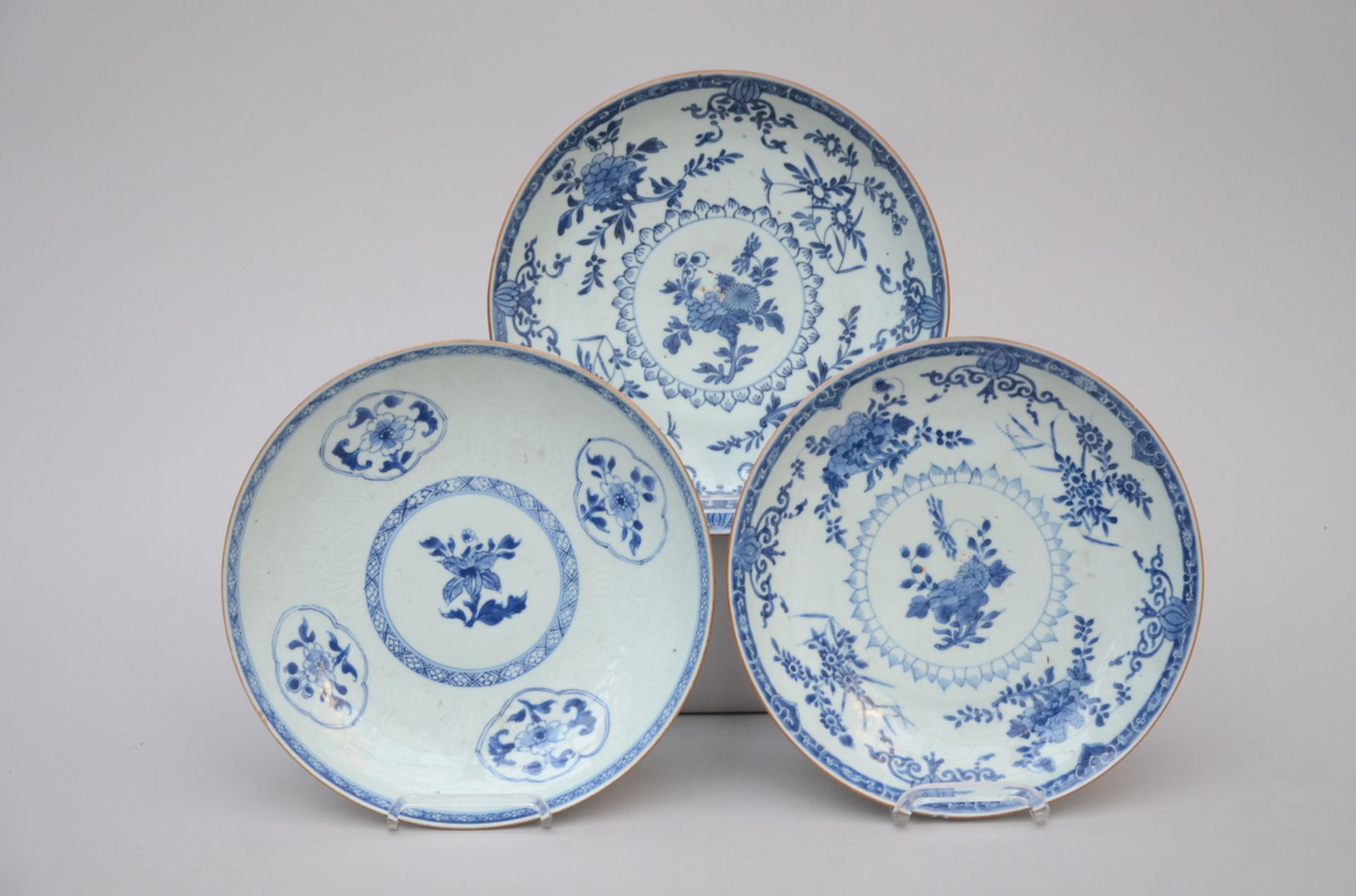 Three dishes in Chinese blue and white porcelain, 18th century (dia 28 cm)