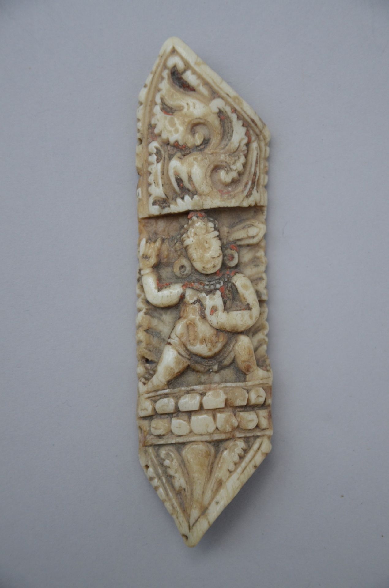 Lot: 5 sculpted elements in bone of a tantric bone apron, Tibet (size 10.5-12 cm) - Image 5 of 5