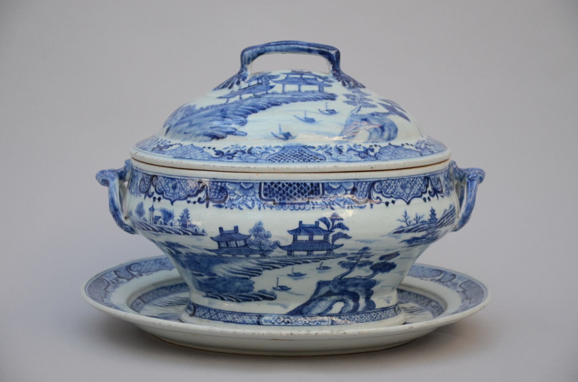 A tureen and platter in Chinese blue and white porcelain, 18th century (25x35x28cm) (*)