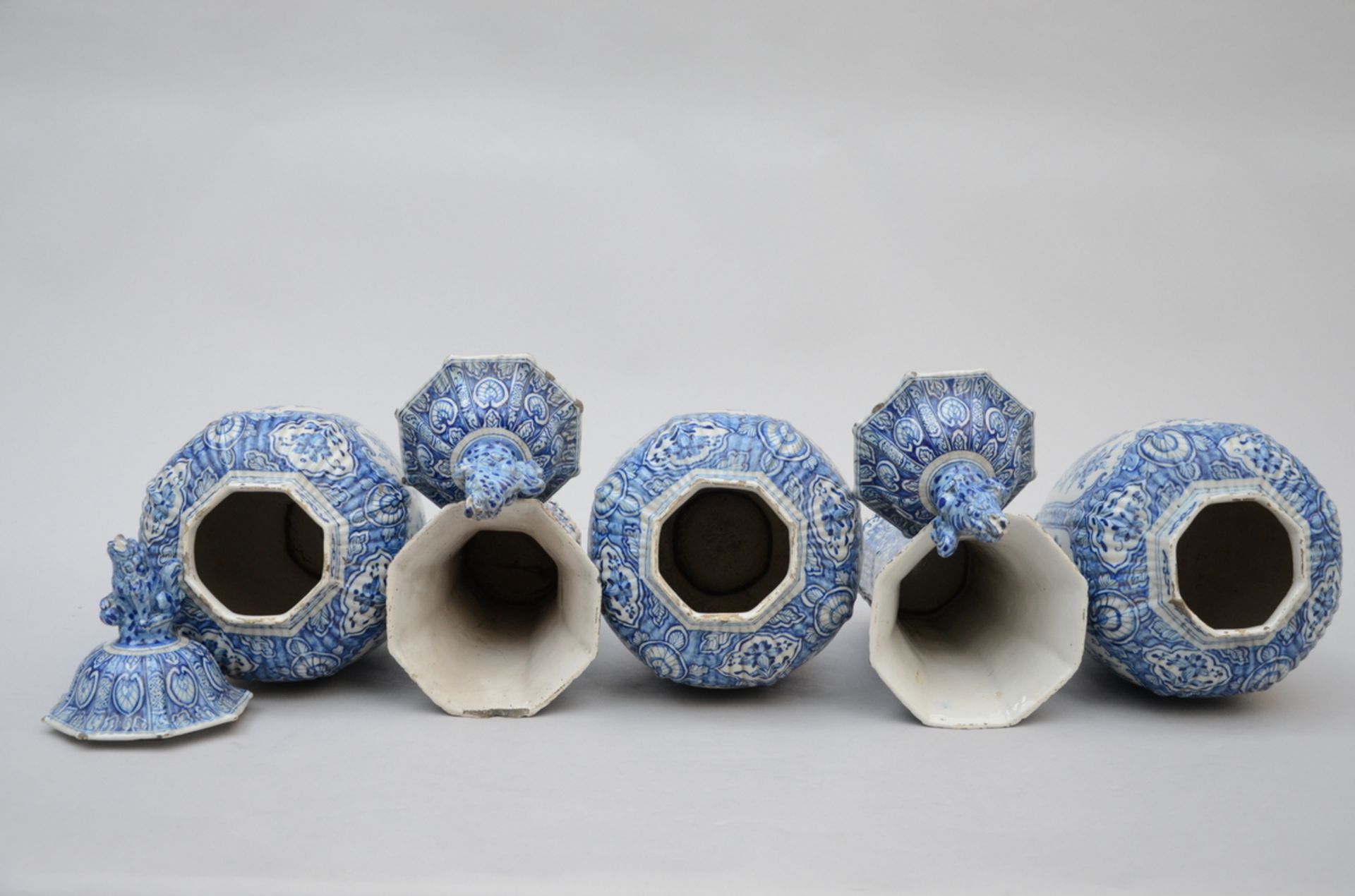 A five-piece blue and white set in Delftware, 18th century (marked, 46cm) (*) - Image 4 of 6