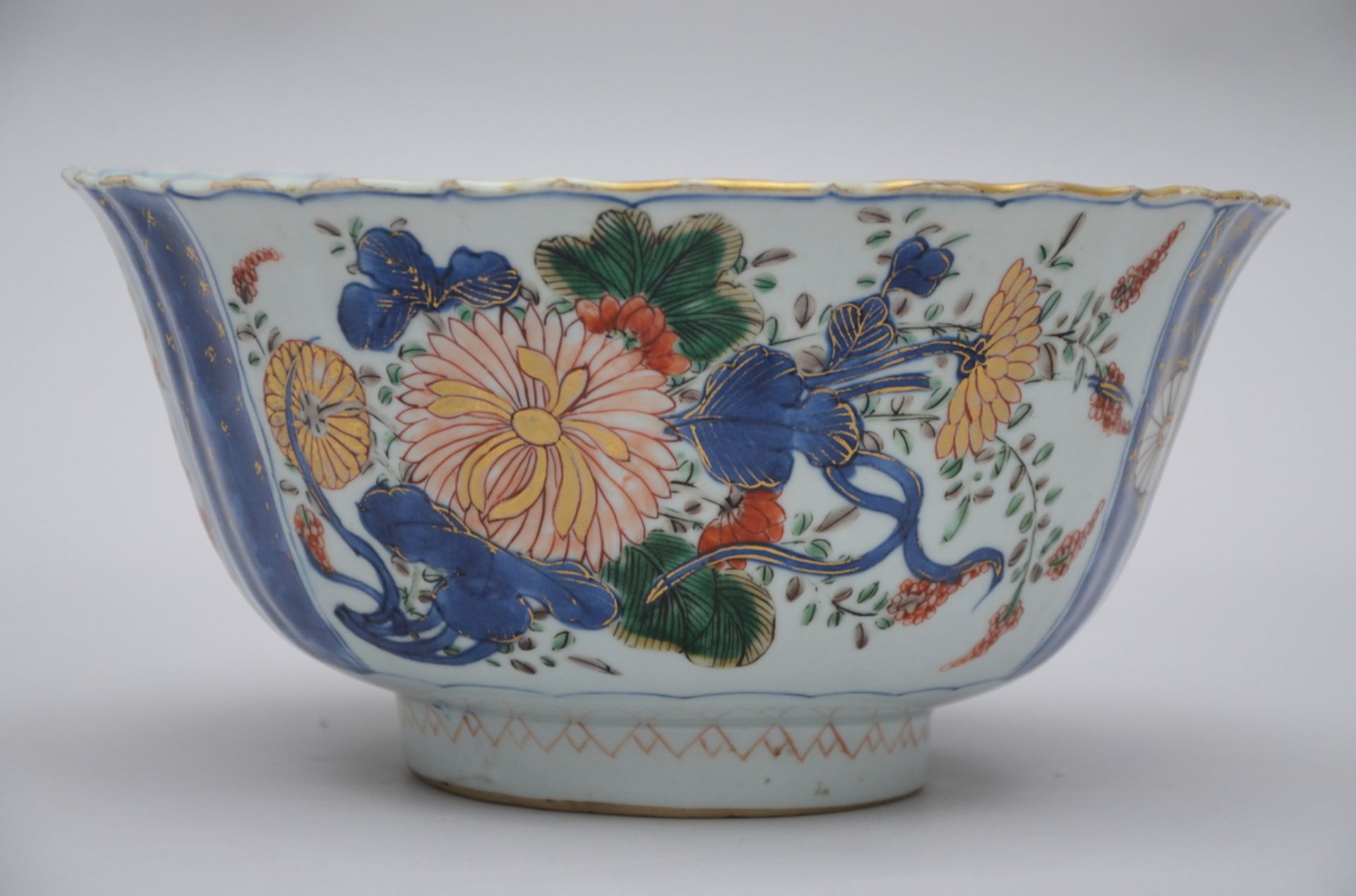 Lobed bowl in Chinese famille verte porcelain, Kangxi period (13x25.5 cm)