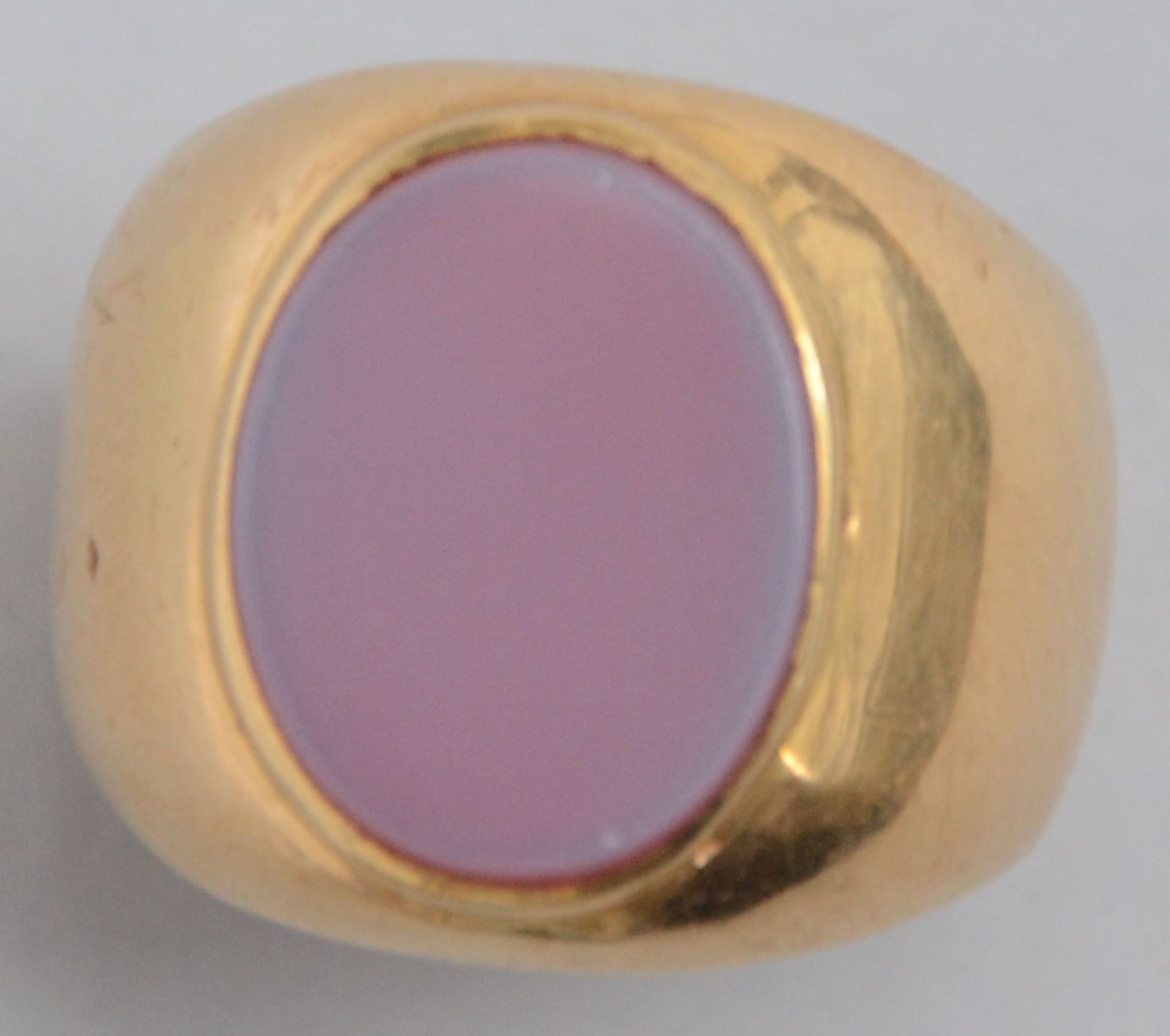 An 18 kt gold ring set with agate stone (22 gr) - Image 2 of 4