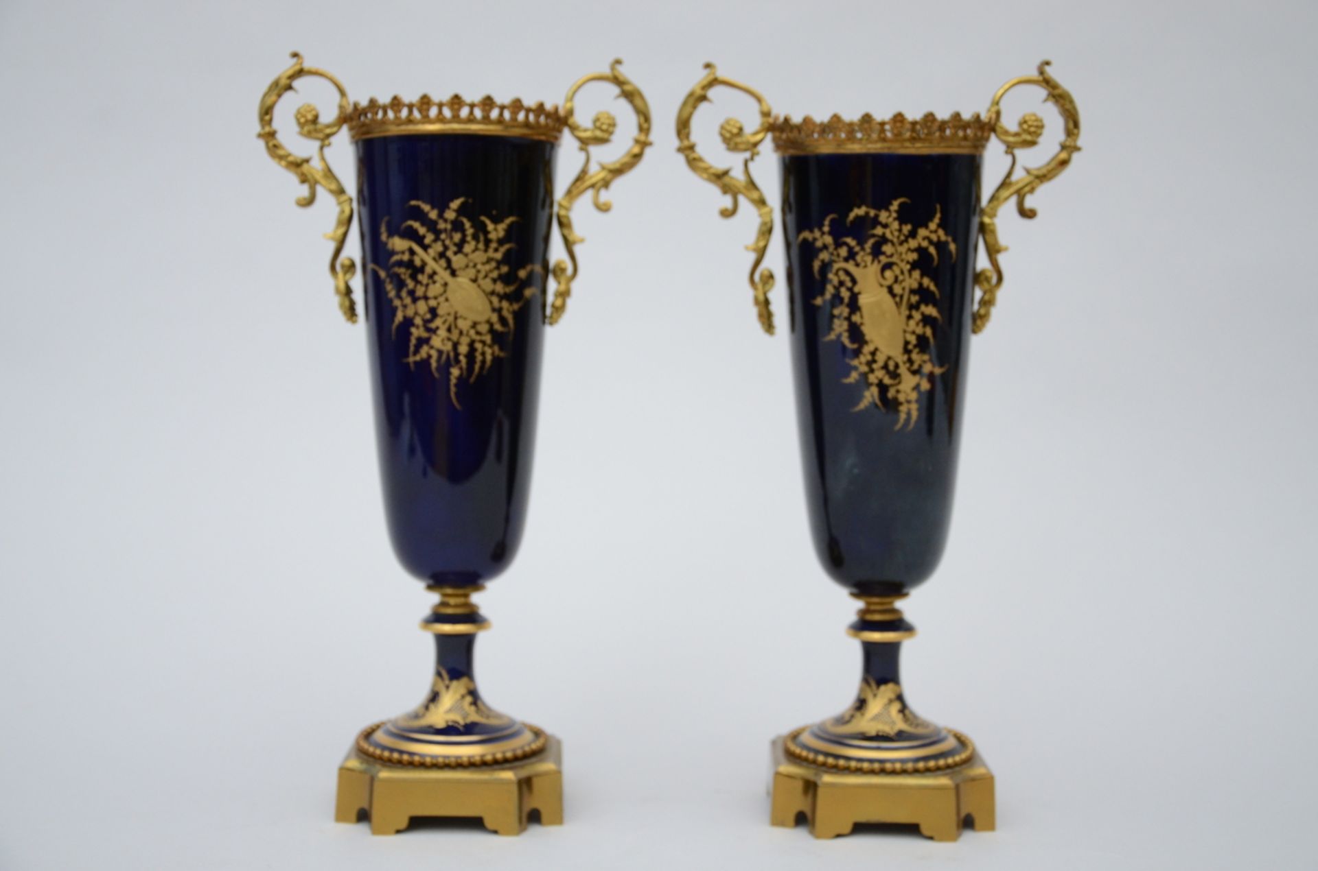 A pair of vases in Sèvres porcelain 'galant couple' (35cm) (*) - Image 3 of 3