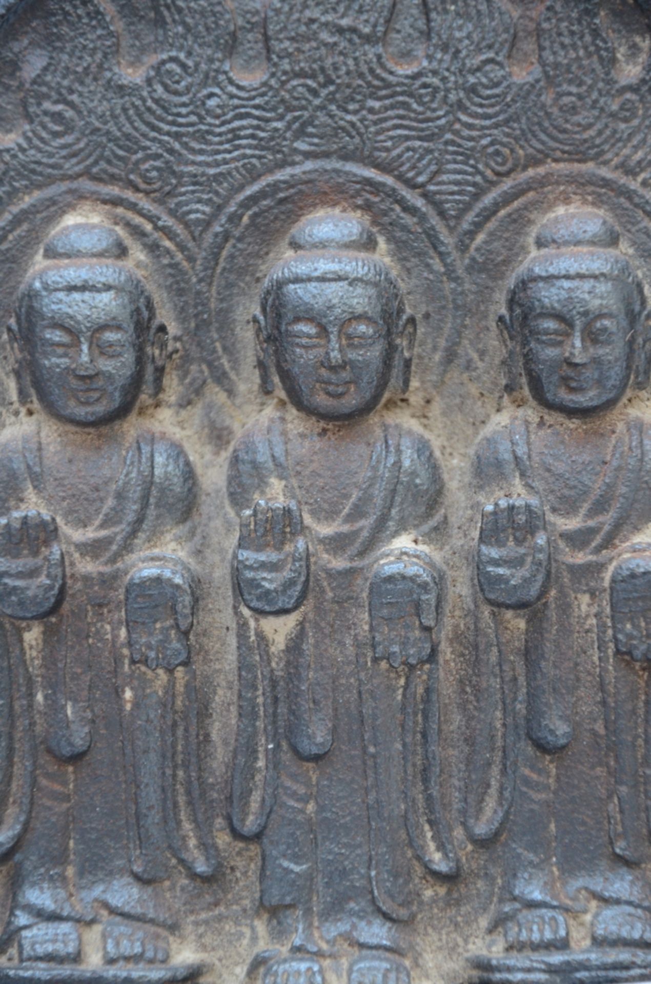 Chinese iron bas-relief with Buddhist scene (25 cm) - Image 2 of 4