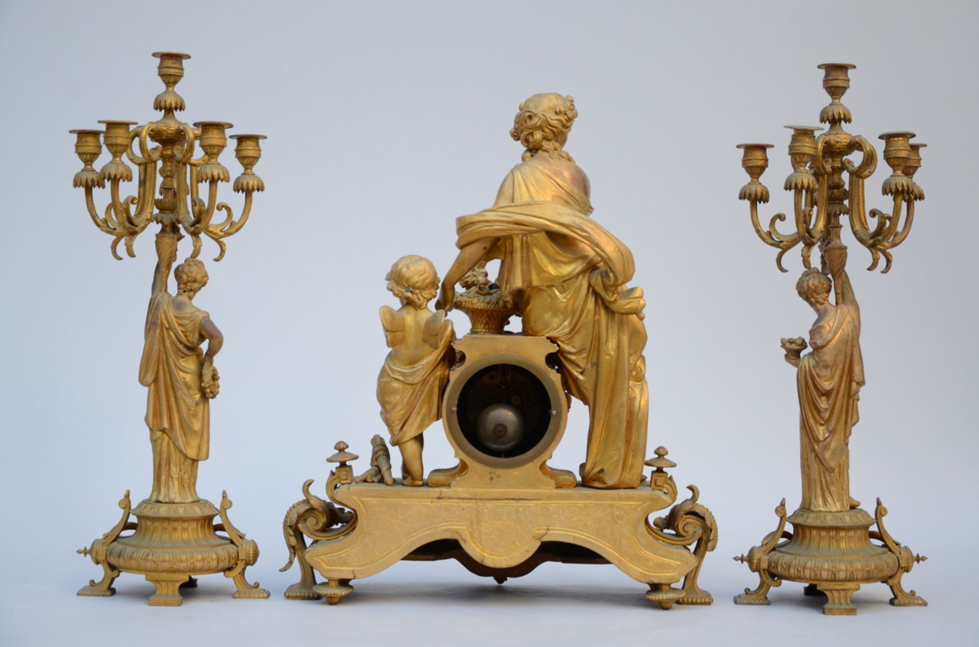 Mantlepiece in gilt pewter 'mother with child' (62x50x18cm) (h65cm) (65cm) - Image 5 of 5