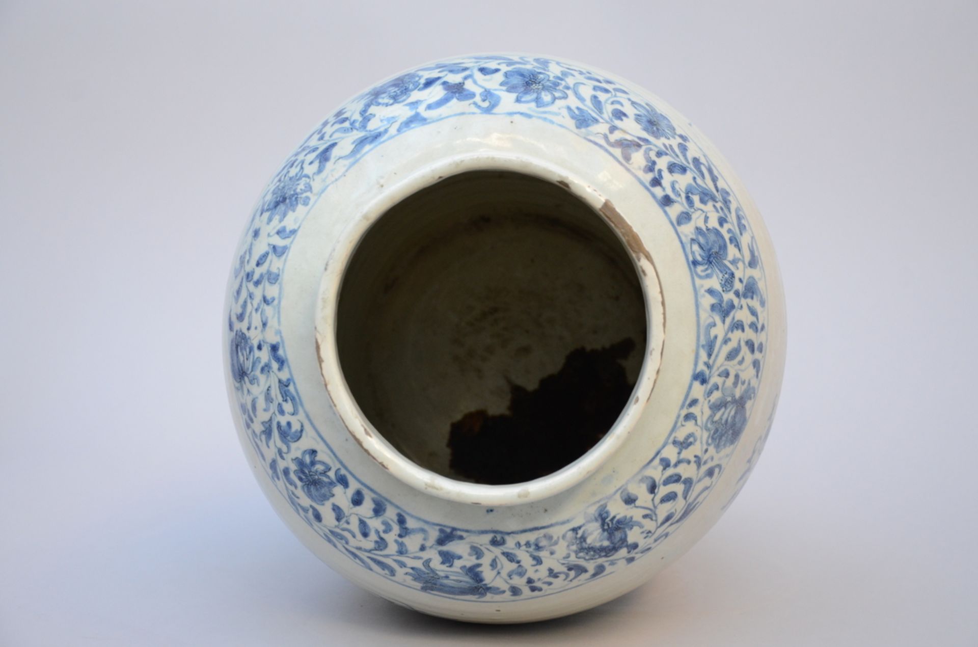 A faience vase with oriental decor (48 cm) (*) - Bild 5 aus 5