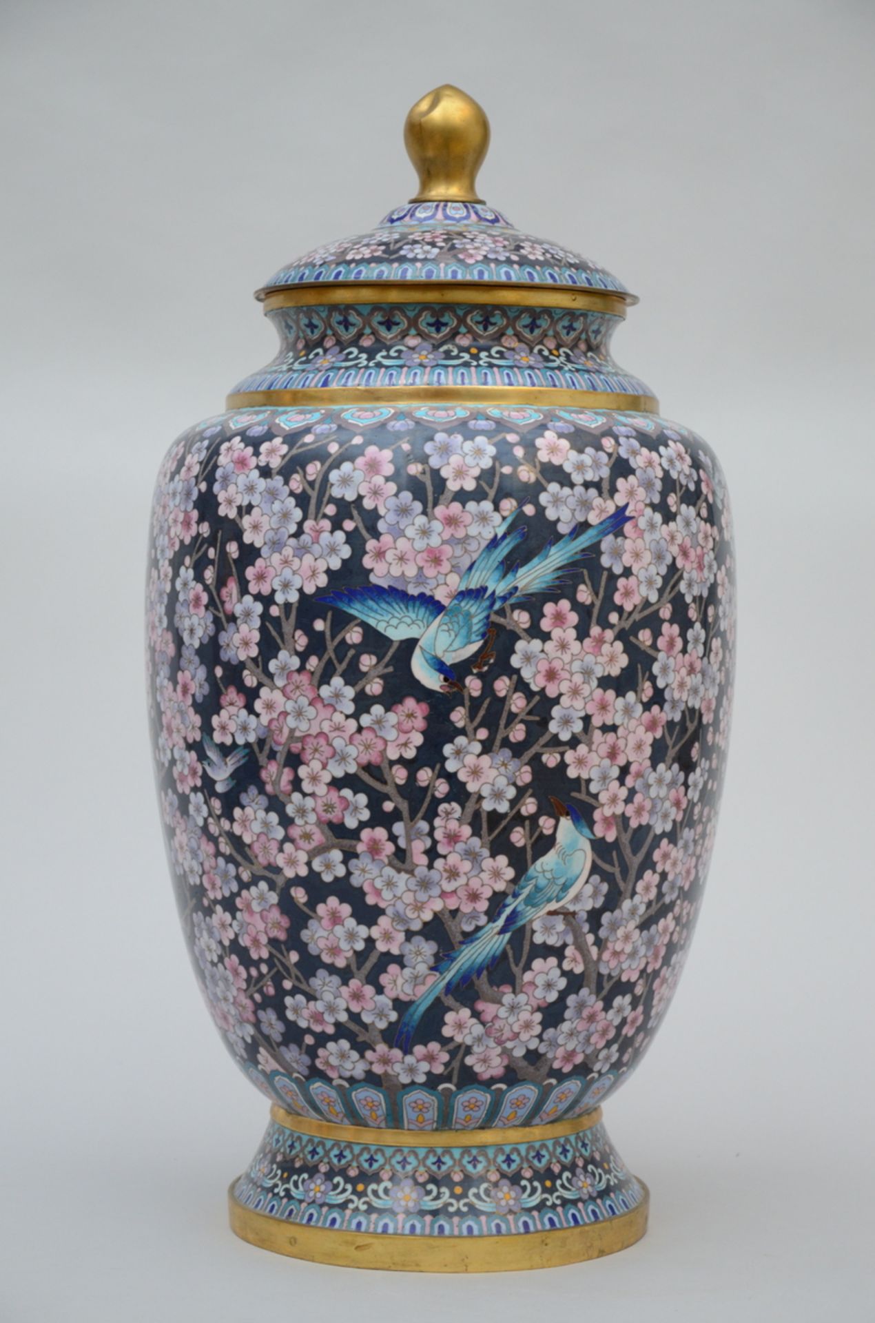 Chinese lidded vase in cloisoné (64 cm)