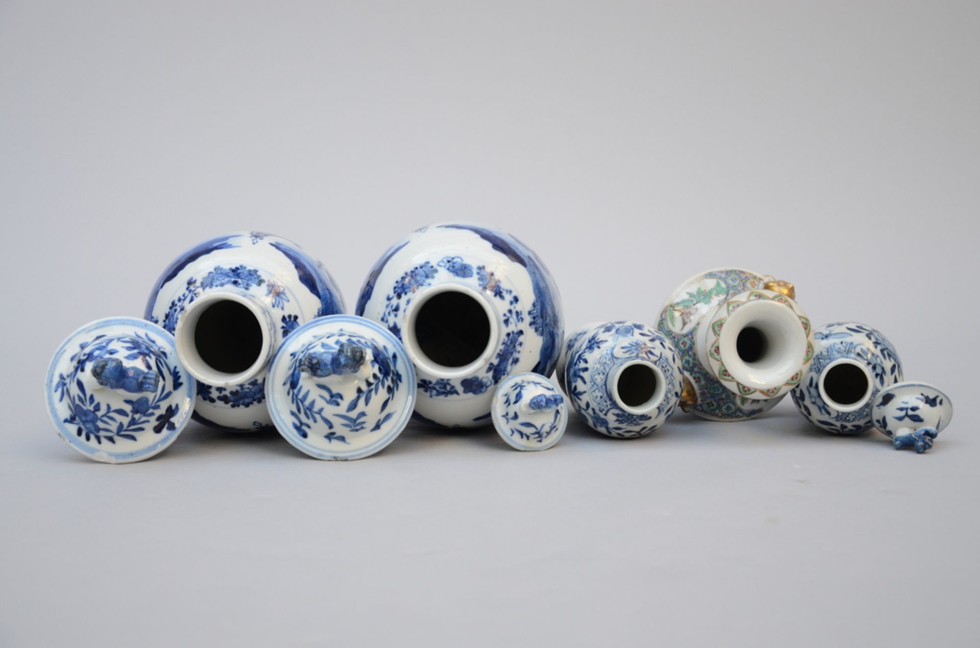 Lot: five Chinese vases (h 17-30 cm) (*) - Image 2 of 3