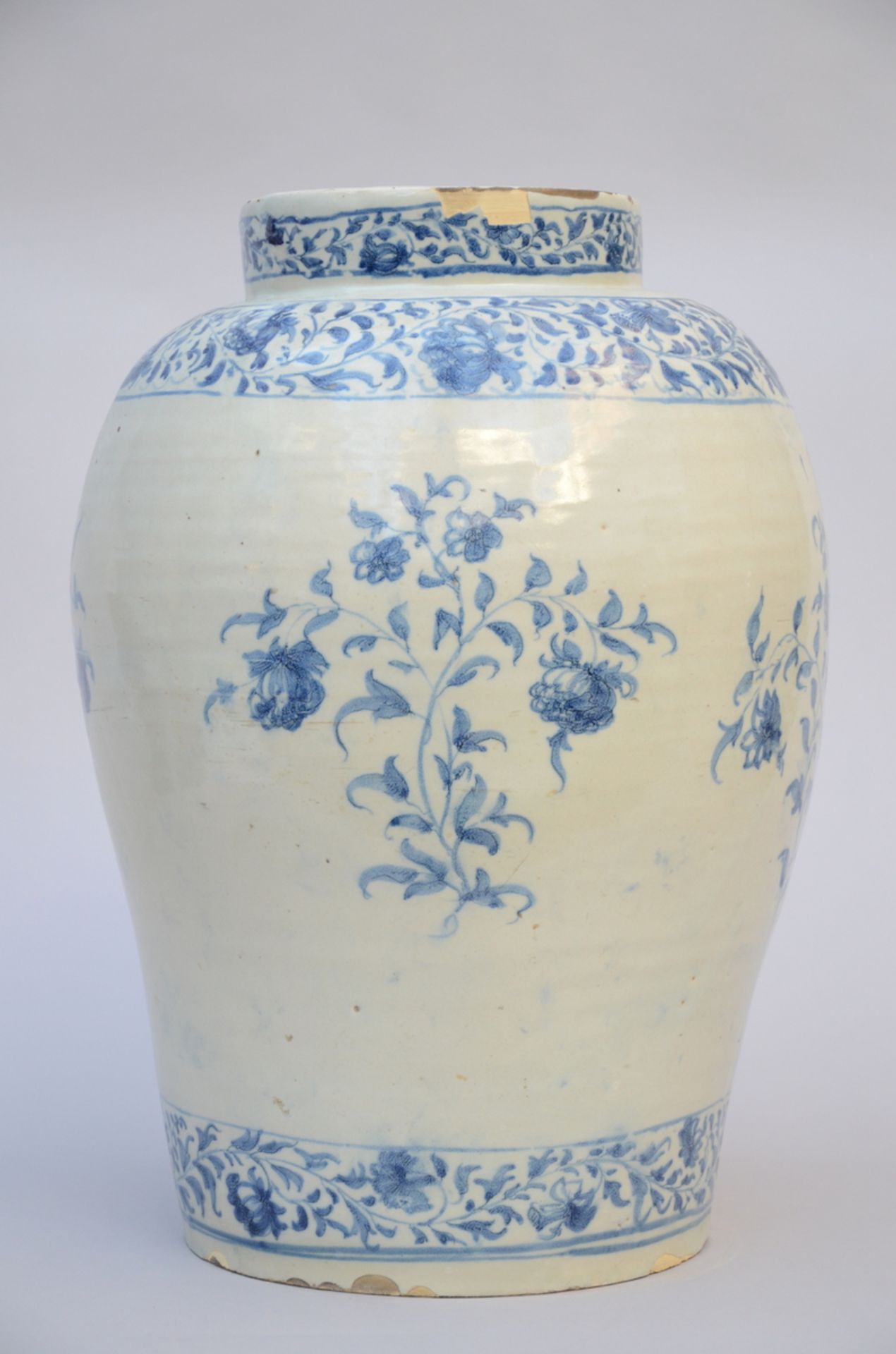 A faience vase with oriental decor (48 cm) (*) - Image 2 of 5