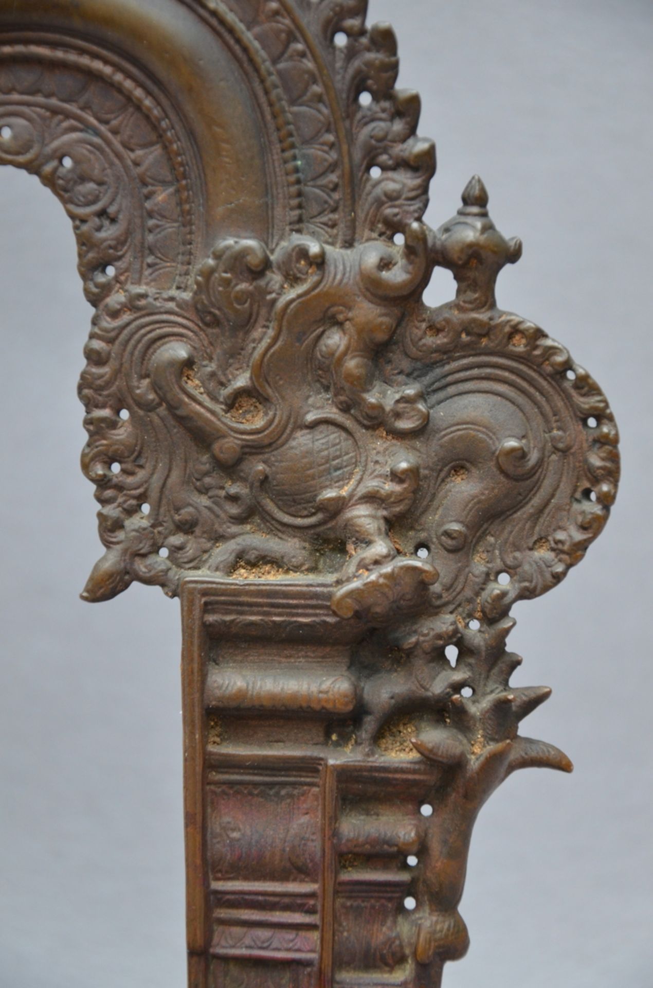 Indian bronze bow, South India 17th century (23x25cm) - Image 2 of 4