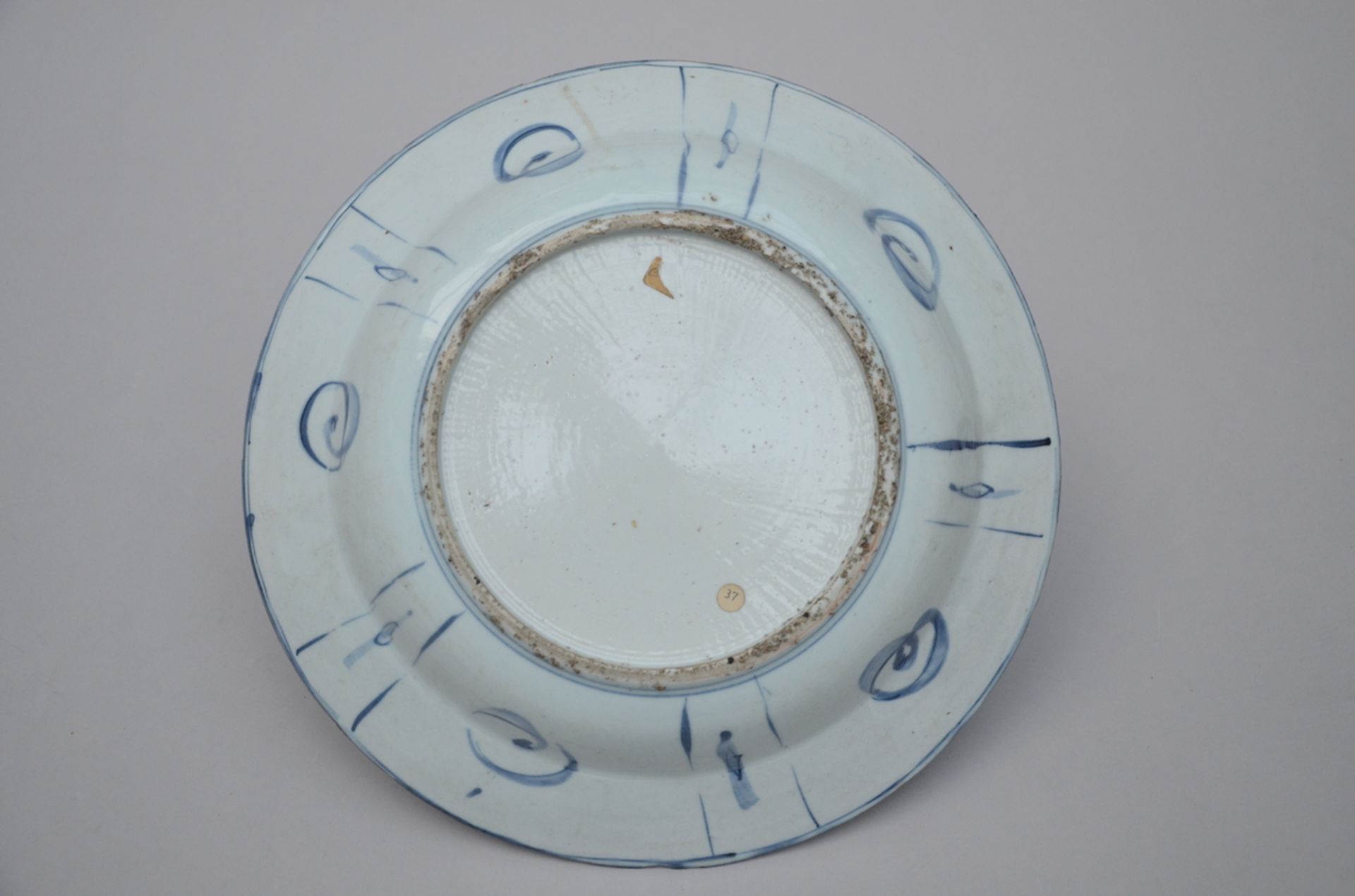 Chinese kraak dish 'landscape and sages', Ming dynasty (31,5 cm) - Image 2 of 2