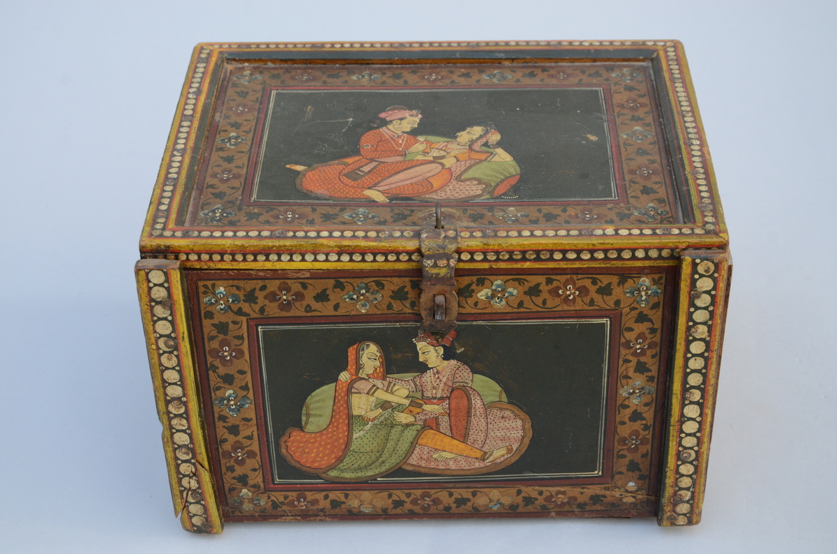 An Indian cabinet with romantic scenes (19x19x22cm) (*) - Image 2 of 6