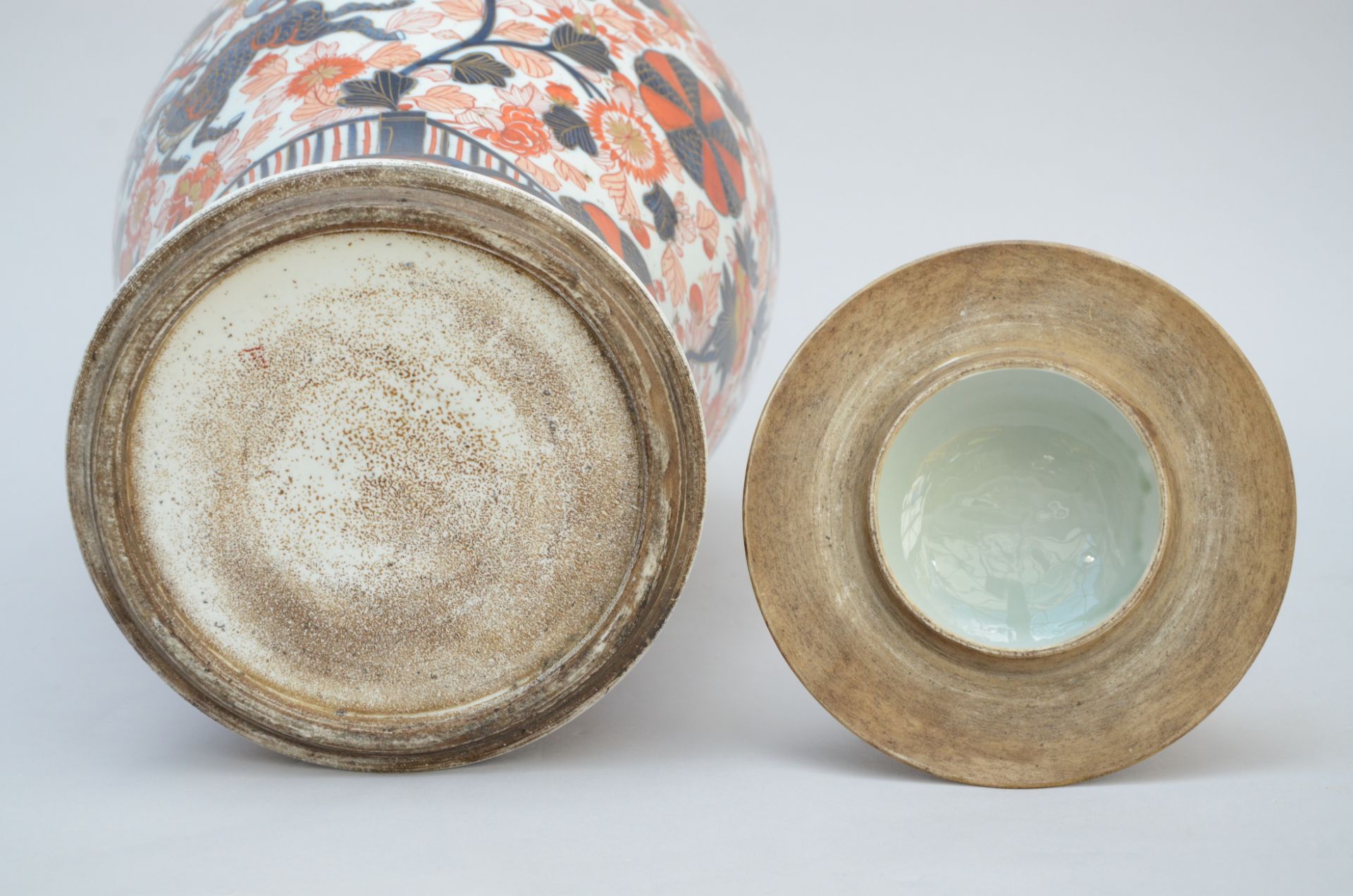 A lidded vase in Samson Imari porcelain 'phoenix' (h67cm) - Image 4 of 4